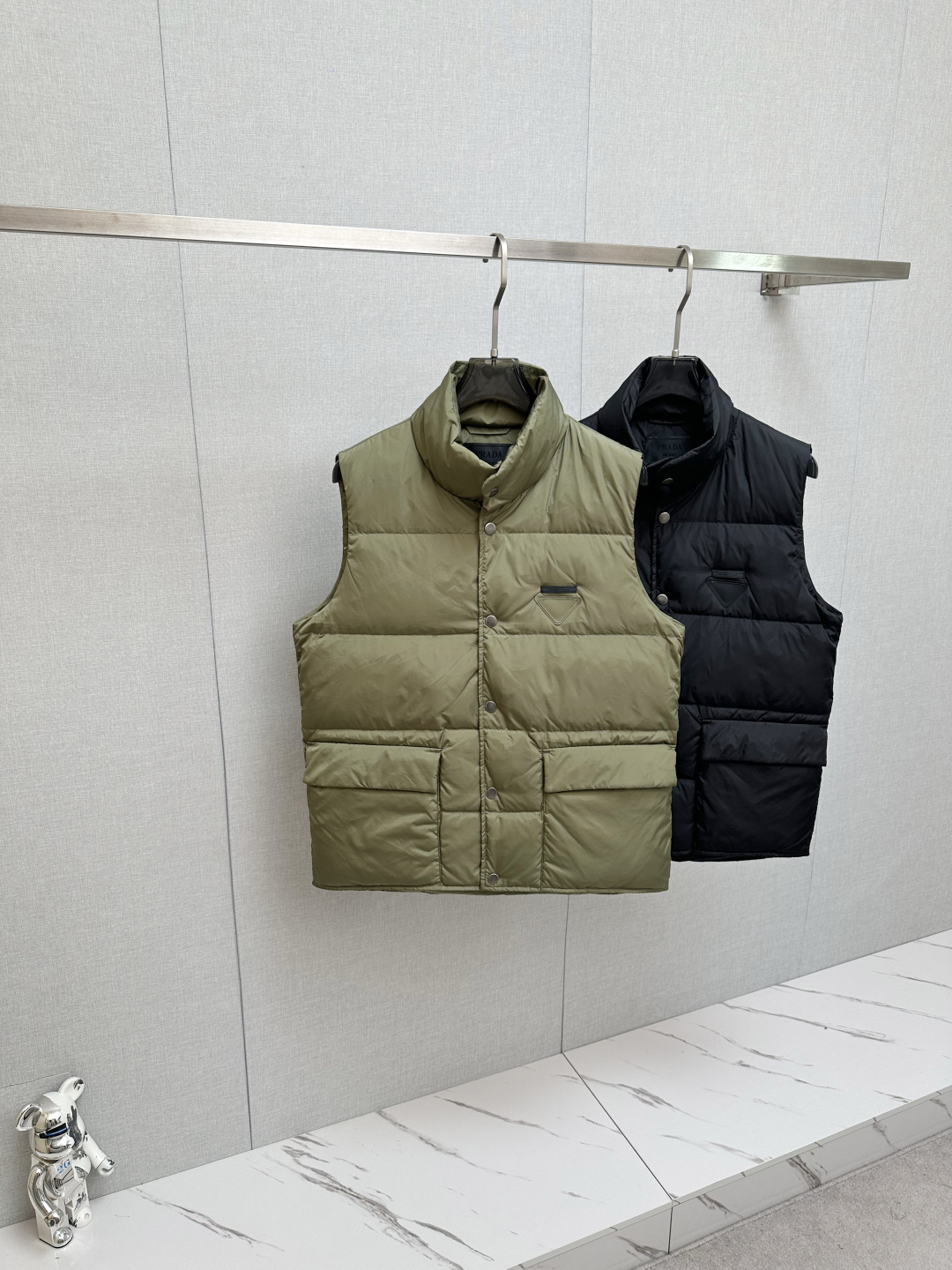 NO:597379,Goose down high-quality Prada, Prada 25 new autumn and winter black label inverted triangle logo down vest vest. Customized YB windproof and waterproof nylon material. White goose down filling lining. The whole piece is light and warm. Snap-flap pocket vest version. The elasticity is determined by the person. Classic rectangular embossed stand-up collar design. Windproof and cold. The iconic triangle embroidery on the chest is used as decoration. It runs through the brand concept. Integrate warmth and fashion to get rid of the traditional bloated feeling. The first choice for autumn and winter layering.  Customized surface accessories, look for the correct version, down filling standard: national standard 90 down, down filling: white goose down, size M-2xl, color green, black, prada, prada, down jacket, alexander wang19860909鹅绒高品质Prada,普拉达 25秋冬新款黑标倒三角标识羽绒背心马甲 定制YB防风防水尼龙材质 白鹅绒填充内里 整件轻薄保暖 按扣翻盖口袋马甲版型 松紧由人 经典长方格压纹立领设计 防风御寒 胸前标志性三角刺绣作为装饰 贯穿品牌理念 集保暖与时髦一体 摆脱传统臃肿感 秋冬叠穿首选 定制面辅料 认准版本 充绒标准:国标90绒 充绒物:白鹅绒 尺码M-2xl 颜色绿色 黑色,,prada,prada,down jacket,alexander wang,Men's clothing