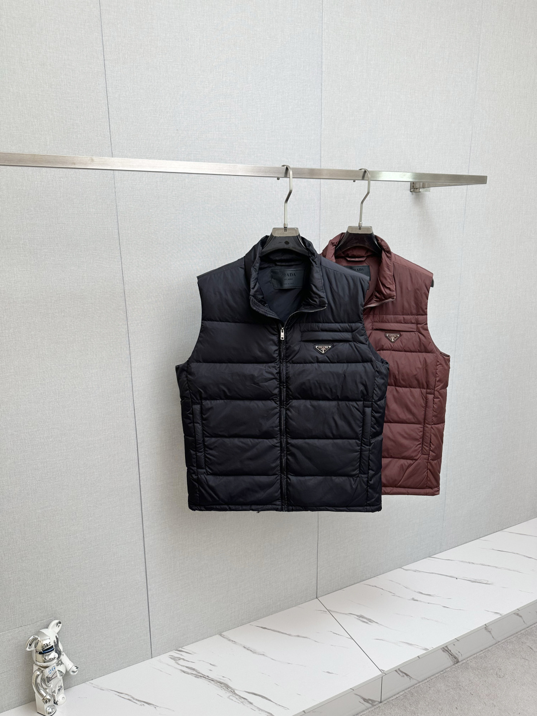 NO:597371,Goose down Prada autumn and winter down vest High-density windproof fabric + high-quality down filling, perfect for warmth! Sleeveless design + stand-up collar zipper, simple and practical, can be worn for commuting and leisure. Front invisible pocket, super convenient for storing small items. It is not bulky for autumn and winter wear, comfortable and fashionable, it is a must-have item that is both functional and fashionable! Size M-2xl, prada, down jacket, alexander wang19860909鹅绒Prada秋冬 羽绒马甲 高密度防风面料+高品质羽绒填充,保暖力满分!无袖设计+立领拉 链,简约又实用,通勤休闲都能穿.正面隐形口 袋,收纳小物超方便.秋冬穿搭不臃肿,舒适又时髦,是功能性与时尚感兼具的必备单品! 尺码M-2xl,,prada,down jacket,alexander wang,Men's clothing