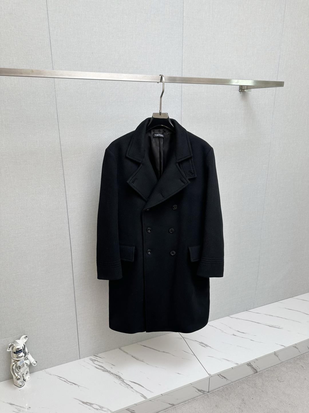 NO:615220,TF Tom Ford's 2025 Autumn and Winter Men's Cashmere Coat defines elegance with ingenuity. On the way to advance in the autumn and winter wardrobe, a coat with both texture and design is the core item that interprets taste. Tom Ford's new 2025 Autumn and Winter Men's Cashmere Coat continues the brand's adherence to luxury aesthetics, blending high-quality materials with exquisite tailoring to create a classic clothing choice for contemporary men across all occasions.  Fabric is the cornerstone of texture. This coat is made of cashmere wool imported from Australia. The wool fiber comes from Australia's high-quality Merino sheep. It has a fine diameter and natural curls. After being woven into a woolen fabric with exquisite craftsmanship, it has a soft and skin-friendly touch and excellent warmth retention. This fabric not only has an excellent drape and can naturally fit the body line, but also has good wrinkle resistance and moisture wicking ability, making it comfortable and crisp to wear even in dry autumn and winter.  In terms of design, the mid-length silhouette takes into account the need for warmth and body modification. The length is just right to cover the buttocks. It avoids the thinness of the short style and does not need to worry about the drag of the long style. It is suitable for all types of body shapes. The highlight is the waistband design at the back, which continues Tom Ford's precise control of line balance - when loosened, it presents a relaxed and elegant casual posture, and when tightened, it outlines a neat waistline, breaking the dullness of traditional coats. The design ingenuity is hidden in the minimalist silhouette.  From formal wear for business commuting to casual wear for casual occasions, this coat can be seamlessly adapted. Paired with a shirt and trousers, it is a low-key and restrained workplace style; paired with a sweater and casual pants, it reveals a leisurely daily taste. The design language without exaggerated logos is the embodiment of the brand's 'low-key luxury' concept, making texture the best business card.  Tom Ford's 2025 autumn and winter men's cashmere coat is based on the natural luxury of Australian cashmere wool and the exquisite design of the back waist as the soul, creating a wardrobe collection that can travel through time. Size M-3XL,, tom ford, shirts, alexander wang19860909TF 汤姆福特2025秋冬男士羊绒大衣以匠心定义优雅格调 在秋冬衣橱的进阶之路上,一件兼具质感与设计的大衣是诠释品味的核心单品.汤姆福特2025秋冬新款男士羊绒大衣,延续品牌对奢华美学的坚守,将上乘材质与精妙剪裁相融,为当代男士打造跨越场合的经典着装选择. 面料作为质感的基石,本款大衣甄选澳洲进口羊绒毛呢料,源自澳大利亚优质美利奴羊种的羊毛纤维,直径细腻且带有天然卷曲,经精湛工艺纺织成呢料后,兼具柔软亲肤的触感与出色的保暖性.这种面料不仅垂坠感优异,能自然贴合身形线条,更具备良好的抗皱性与吸湿排汗能力,即便在干燥秋冬也能保持穿着的舒适与挺括. 设计上,中长款廓形兼顾保暖需求与身形修饰效果,长度恰到好处地覆盖臀部,既避免了短款的单薄,又无需担心长款的拖沓,适配各类身形.尤为点睛的是后背收腰带设计,延续了汤姆福特对线条平衡的精准把控——松开时呈现松弛优雅的随性姿态,系紧则勾勒出利落腰线,打破了传统大衣的沉闷感,在极简轮廓中暗藏设计巧思. 从商务通勤的正装搭配,到休闲场合的随性穿搭,这件大衣都能无缝适配.搭配衬衫西裤,是低调内敛的职场格调；配以针织衫与休闲裤,则显露出从容不迫的日常品味.无夸张标识的设计语言,恰是品牌“低调奢华”理念的体现,让质感成为最好的名片. 汤姆福特2025秋冬男士羊绒大衣,以澳洲羊绒毛呢的天然奢贵为骨,以后背收腰的精妙设计为魂,成就一件可穿越时光的衣橱典藏. 码数M-3XL,,tom ford,shirts,alexander wang,Men's clothing