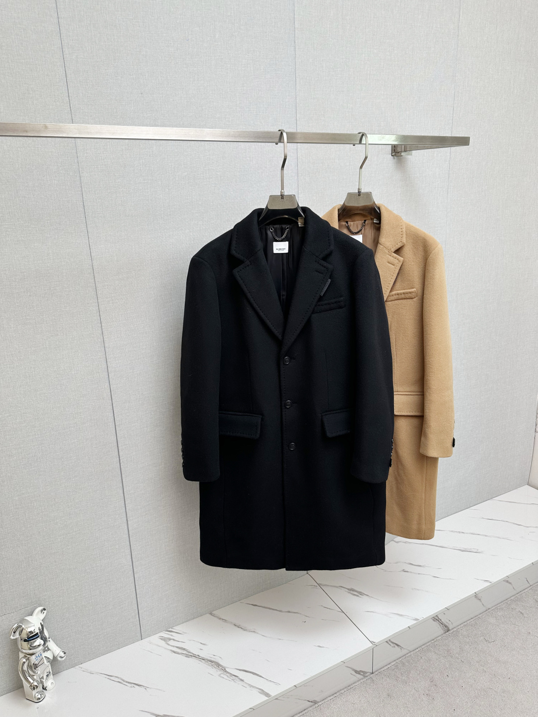 NO:615235,BURBURRY mainly promotes the 2025 autumn and winter new men's cashmere coats, showing luxurious quality and excellent style. A must-have item for men in autumn and winter. This coat is carefully made of cashmere imported from Australia. It has a fine texture, softness and comfort, bringing you an unparalleled warmth experience in the cold autumn and winter. Two classic colors, black and khaki, are available to meet the needs of different occasions and personal styles.  Its suit collar design highlights the elegance and grandeur, and the mid-length version is more aura. Whether it is a business occasion or daily travel, it can make you the focus of everyone's attention. It is worth mentioning that the BURBERRY LOGO is carefully carved on the side seam of the collar, highlighting the brand's unique charm and distinguished status. The embossed leather decoration of the Burberry TB LOGO on the left sleeve adds a sense of fashion and personality to the overall look. Open the coat, and you will find BURBERRY inside.  The jacquard lining is even more stunning. The exquisite jacquard craftsmanship shows the brand's extreme polishing of details. Burberry's 2025 new autumn and winter men's cashmere coat is the perfect combination of quality and fashion, and is your excellent choice for autumn and winter. Let us welcome this beautiful season like a king together. Size S-XXL.,,burberry,burberry,burberry,business suit,alexander wang19860909BURBURRY 巴宝莉 主推现货2025秋冬新款男士羊绒大衣,尽显奢华品质与卓越风范.秋冬男士必备单品  巴家这款大衣采用澳洲进口羊绒精心打造,质感细腻,柔软舒适,为你在寒冷的秋冬季节带来无与伦比的温暖体验.黑色与卡其色两种经典颜色可选,满足不同场合与个人风格的需求.  其西装领设计,凸显优雅大气,中长款的版型更具气场.无论是商务场合还是日常出行,都能让你成为众人瞩目的焦点.  值得一提的是,领子侧缝处精心车有 BURBERRY LOGO 标志,彰显品牌的独特魅力与尊贵身份.左袖子上的巴宝莉 TB LOGO 压花皮革装饰,为整体造型增添了一份时尚与个性.  打开大衣,内里的 BURBERRY 提花里布更是令人惊艳.精致的提花工艺,展现了品牌对细节的极致打磨.  Burberry 2025 秋冬新款男士羊绒大衣,是品质与时尚的完美结合,是你秋冬季节的绝佳选择.让我们一起以王者之姿,迎接这个美好的季节. 码数S-XXL.,,burberry,burberry,burberry,business suit,alexander wang,Men's clothing