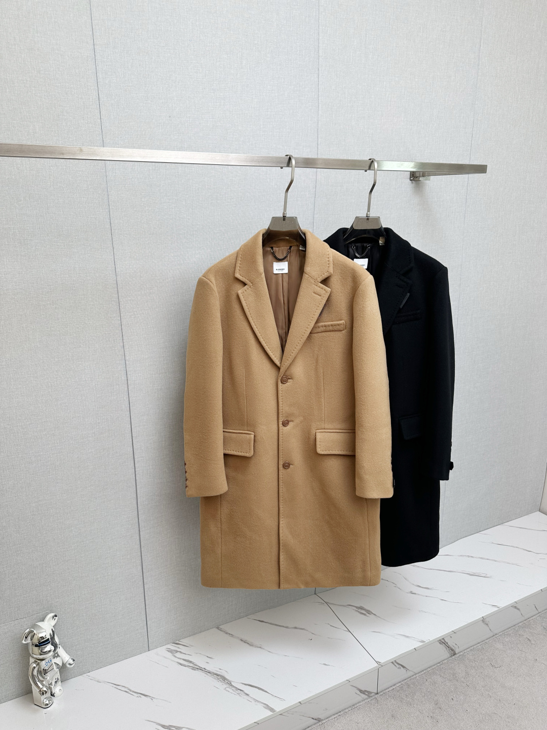 NO:615191,BURBERRY 2025 new autumn and winter men's Kensington TRENCH cashmere coat is the perfect combination of Burberry classics and quality. It is carefully made of cashmere imported from Australia, with unparalleled texture. The softness and warmth of cashmere bring you the ultimate comfort experience in autumn and winter. It is available in two classic colors, black and khaki. Whether you prefer calm black or elegant and fashionable khaki, it can meet your different needs.  Burberry's Kenshiton coat is an aura style, showing the composure and confidence of men. As the iconic Kenshiton cashmere coat of BURBERRY, it inherits the brand's classic design and excellent quality. The plaid cashmere below the collar is a unique design detail that adds a sense of fashion and personality to the coat. The interior is made of BURBERRY  Jacquard lining and exquisite jacquard craftsmanship highlight the brand's high-end quality. From the outside to the inside, every detail has been carefully crafted, showing Burberry's persistent pursuit of quality. Whether it is a business occasion or leisure time, this Burberry men's cashmere coat can make you the focus of attention. It is not only a piece of clothing, but also a reflection of a life attitude. Choosing Burberry means choosing the perfect fusion of quality and fashion. An essential item for a charming man's autumn and winter wardrobe.  Size S-XXL..,,burberry,burberry,burberry,alexander wang19860909巴宝莉 BURBERRY 2025 秋冬新款男士肯辛顿 TRENCH 羊绒大衣,巴家经典与品质的完美结合.  它采用澳洲进口羊绒精心打造,质感无与伦比.羊绒的柔软与温暖,为您在秋冬季节带来极致的舒适体验.有黑色和卡其色两个经典颜色可选,无论您偏爱沉稳大气的黑色,还是优雅时尚的卡其色,都能满足您的不同需求.  Burberry这款肯希顿大衣是气场款,尽显男性的沉稳与自信.作为 BURBERRY 家标志性的肯希顿羊绒大衣,它传承了品牌的经典设计与卓越品质.领子下方为格纹羊绒,这一独特的设计细节,为大衣增添了一份时尚感与个性魅力.  内部采用 BURBERRY 提花里布,精致的提花工艺彰显了品牌的高端品质.从外到内,每一个细节都经过精心雕琢,展现出巴宝莉对品质的执着追求.  无论是商务场合还是休闲时光,这款巴宝莉男士羊绒大衣都能让您成为众人瞩目的焦点.它不仅是一件衣服,更是一种生活态度的体现.选择Burberry,就是选择品质与时尚的完美融合.  魅力男士秋冬衣橱必不可少的单品. 码数S-XXL..,,burberry,burberry,burberry,alexander wang,Men's clothing