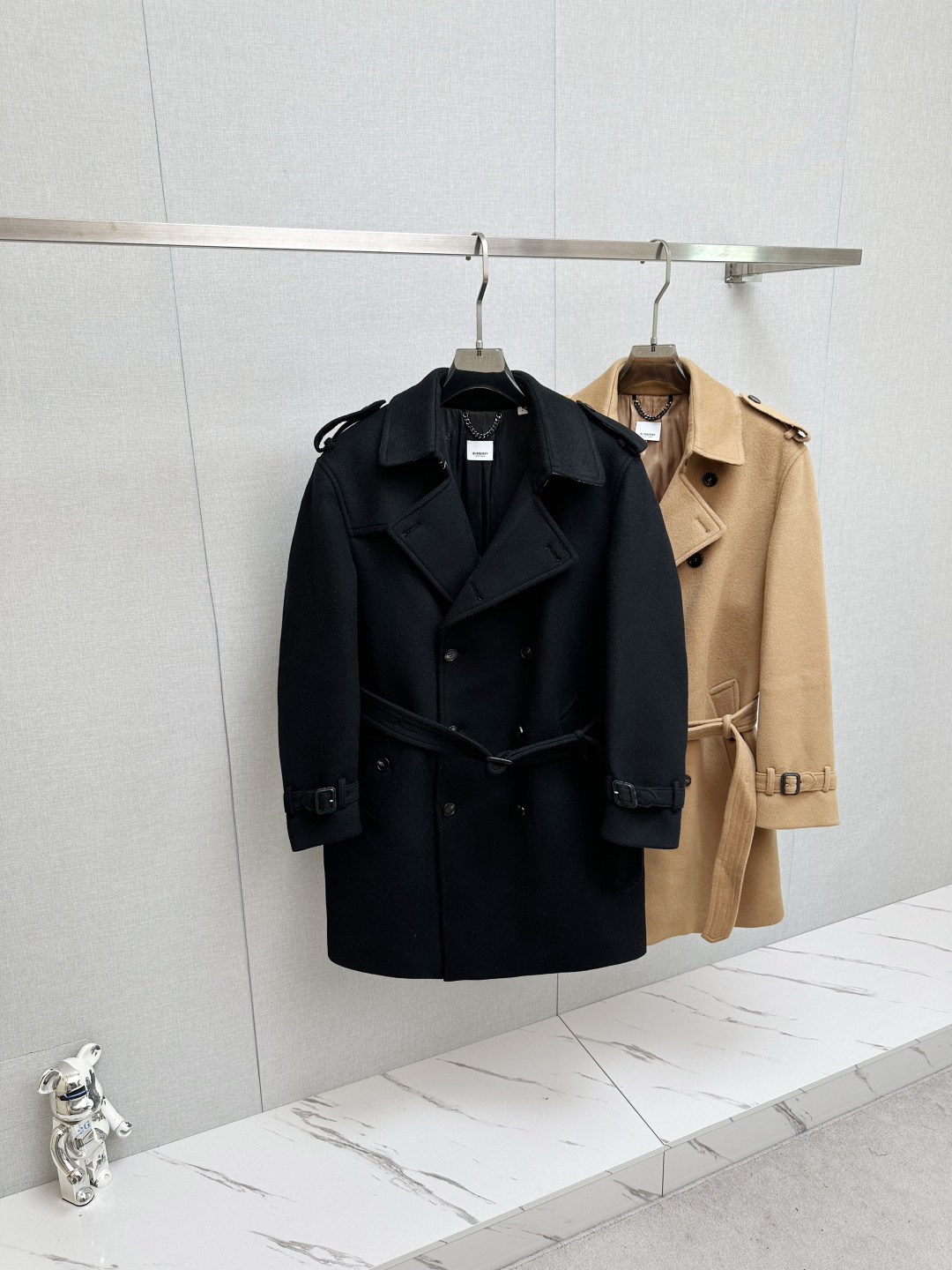 NO:626013,BURBERRY 2025 new autumn and winter men's Kensington TRENCH cashmere coat is the perfect combination of Burberry classics and quality. It is carefully made of cashmere imported from Australia, with unparalleled texture. The softness and warmth of cashmere bring you the ultimate comfort experience in autumn and winter. It is available in two classic colors, black and khaki. Whether you prefer calm black or elegant and fashionable khaki, it can meet your different needs.  Burberry's Kenshiton coat is an aura style, showing the composure and confidence of men. As the iconic Kenshiton cashmere coat of BURBERRY, it inherits the brand's classic design and excellent quality. The plaid cashmere below the collar is a unique design detail that adds a sense of fashion and personality to the coat. The interior is made of BURBERRY  Jacquard lining and exquisite jacquard craftsmanship highlight the brand's high-end quality. From the outside to the inside, every detail has been carefully crafted, showing Burberry's persistent pursuit of quality. Whether it is a business occasion or leisure time, this Burberry men's cashmere coat can make you the focus of attention. It is not only a piece of clothing, but also a reflection of a life attitude. Choosing Burberry means choosing the perfect fusion of quality and fashion. An essential item for a charming man's autumn and winter wardrobe.  Size S-XXL..,,burberry,burberry,burberry,alexander wang19860909巴宝莉 BURBERRY 2025 秋冬新款男士肯辛顿 TRENCH 羊绒大衣,巴家经典与品质的完美结合.  它采用澳洲进口羊绒精心打造,质感无与伦比.羊绒的柔软与温暖,为您在秋冬季节带来极致的舒适体验.有黑色和卡其色两个经典颜色可选,无论您偏爱沉稳大气的黑色,还是优雅时尚的卡其色,都能满足您的不同需求.  Burberry这款肯希顿大衣是气场款,尽显男性的沉稳与自信.作为 BURBERRY 家标志性的肯希顿羊绒大衣,它传承了品牌的经典设计与卓越品质.领子下方为格纹羊绒,这一独特的设计细节,为大衣增添了一份时尚感与个性魅力.  内部采用 BURBERRY 提花里布,精致的提花工艺彰显了品牌的高端品质.从外到内,每一个细节都经过精心雕琢,展现出巴宝莉对品质的执着追求.  无论是商务场合还是休闲时光,这款巴宝莉男士羊绒大衣都能让您成为众人瞩目的焦点.它不仅是一件衣服,更是一种生活态度的体现.选择Burberry,就是选择品质与时尚的完美融合.  魅力男士秋冬衣橱必不可少的单品. 码数S-XXL..,,burberry,burberry,burberry,alexander wang,Men's clothing