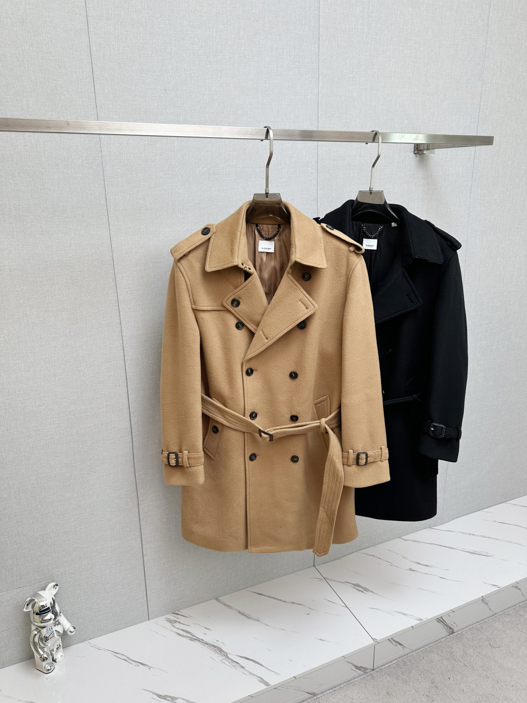 NO:615201,BURBERRY 2025 new autumn and winter men's Kensington TRENCH cashmere coat is the perfect combination of Burberry classics and quality. It is carefully made of cashmere imported from Australia, with unparalleled texture. The softness and warmth of cashmere bring you the ultimate comfort experience in autumn and winter. It is available in two classic colors, black and khaki. Whether you prefer calm black or elegant and fashionable khaki, it can meet your different needs.  Burberry's Kenshiton coat is an aura style, showing the composure and confidence of men. As the iconic Kenshiton cashmere coat of BURBERRY, it inherits the brand's classic design and excellent quality. The plaid cashmere below the collar is a unique design detail that adds a sense of fashion and personality to the coat. The interior is made of BURBERRY  Jacquard lining and exquisite jacquard craftsmanship highlight the brand's high-end quality. From the outside to the inside, every detail has been carefully crafted, showing Burberry's persistent pursuit of quality. Whether it is a business occasion or leisure time, this Burberry men's cashmere coat can make you the focus of attention. It is not only a piece of clothing, but also a reflection of a life attitude. Choosing Burberry means choosing the perfect fusion of quality and fashion. An essential item for a charming man's autumn and winter wardrobe.  Size S-XXL..,,burberry,burberry,burberry,alexander wang19860909巴宝莉 BURBERRY 2025 秋冬新款男士肯辛顿 TRENCH 羊绒大衣,巴家经典与品质的完美结合.  它采用澳洲进口羊绒精心打造,质感无与伦比.羊绒的柔软与温暖,为您在秋冬季节带来极致的舒适体验.有黑色和卡其色两个经典颜色可选,无论您偏爱沉稳大气的黑色,还是优雅时尚的卡其色,都能满足您的不同需求.  Burberry这款肯希顿大衣是气场款,尽显男性的沉稳与自信.作为 BURBERRY 家标志性的肯希顿羊绒大衣,它传承了品牌的经典设计与卓越品质.领子下方为格纹羊绒,这一独特的设计细节,为大衣增添了一份时尚感与个性魅力.  内部采用 BURBERRY 提花里布,精致的提花工艺彰显了品牌的高端品质.从外到内,每一个细节都经过精心雕琢,展现出巴宝莉对品质的执着追求.  无论是商务场合还是休闲时光,这款巴宝莉男士羊绒大衣都能让您成为众人瞩目的焦点.它不仅是一件衣服,更是一种生活态度的体现.选择Burberry,就是选择品质与时尚的完美融合.  魅力男士秋冬衣橱必不可少的单品. 码数S-XXL..,,burberry,burberry,burberry,alexander wang,Men's clothing