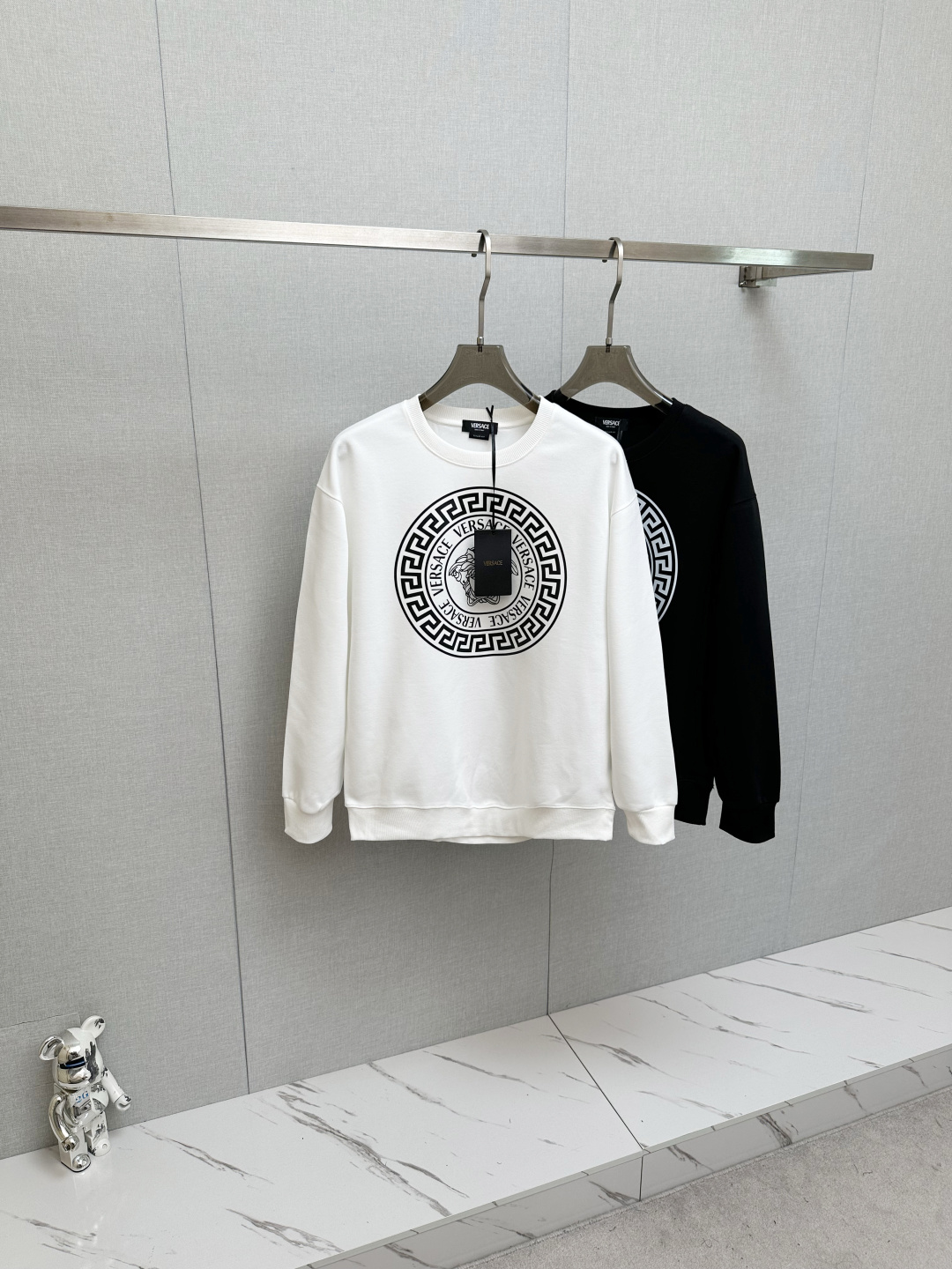 NO:746693,VERS 2025 autumn and winter new long-sleeved sweatshirt, classic logo design, versatile style, available simultaneously on the official website. Soft, delicate and warm, highly skin-friendly, perfectly interpreting the brand's fashion trend!  A man's wardrobe is indispensable for the basics. It is a low-key design and a must-have item. Dear friends, hurry up and get it!  Size M-5XL,,versace,hoodie,sweatshirts,19860909VERS 2025秋冬新品长袖卫衣,经典Logo设计,百搭款 官网同步发售 柔软细腻保暖 亲肤感极高,完美诠释出品牌的时尚潮流！男人的衣柜都少不了基础 是低调的设计 必备款,亲们赶紧入手！码数M-5XL,,versace,hoodie,sweatshirts,,Men's clothing