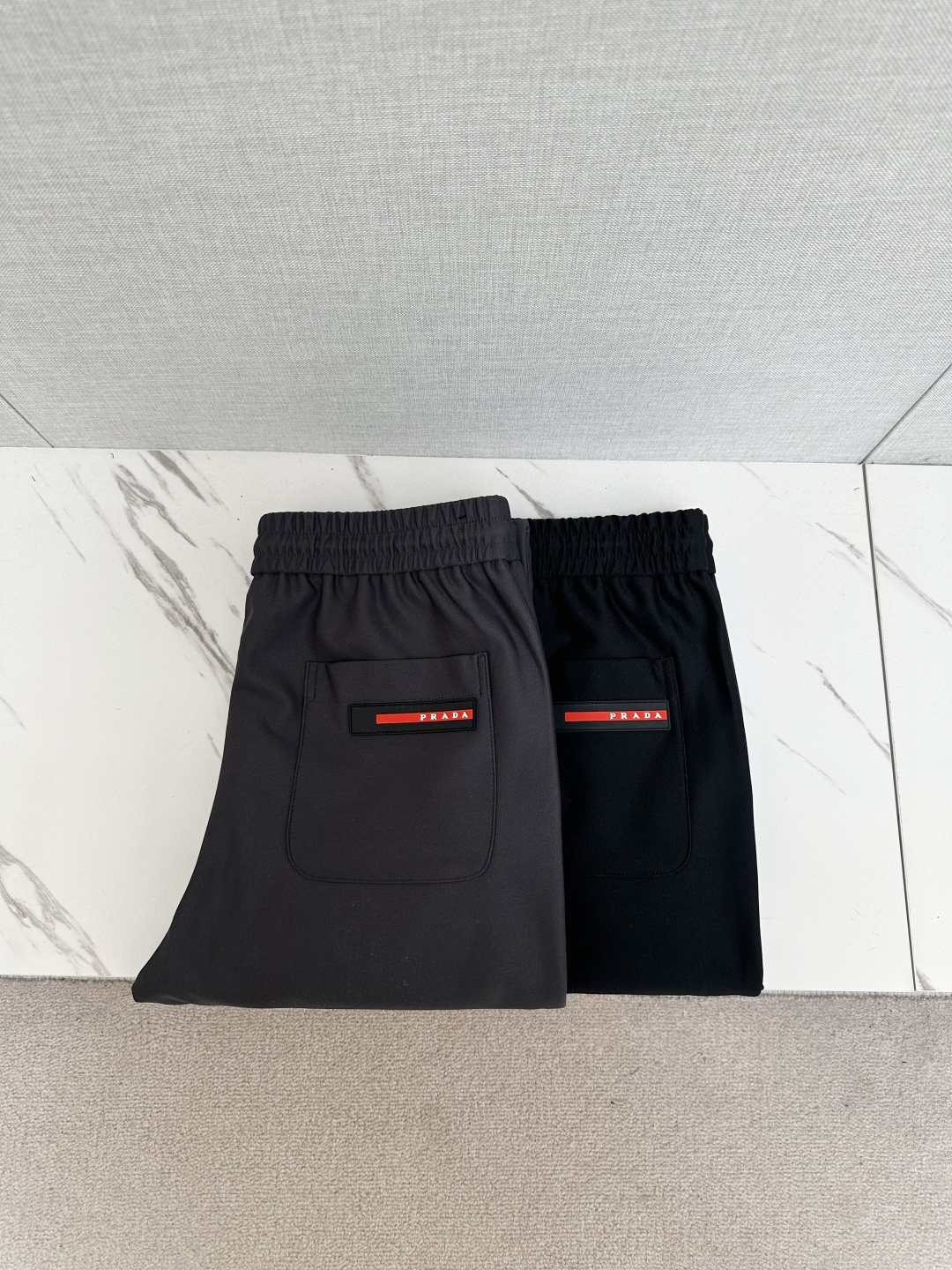 NO:657930,P's 25 autumn and winter men's boutique casual pants. Italian imported fabrics, the latest upper body style is invincible! You can definitely wear it with your eyes closed. This pants is very versatile and can be worn for daily work and outdoor sports. It is the perfect combination of fashion and leisure and outdoor sports, so whether you wear it daily or outdoors, it is your best choice. Extremely comfortable. This style is a pair of running casual business pants with an extremely wide range of applications. Color black khaki Size M-3XL, alexander wang19860909P家25秋冬 男士精品休闲裤.意大利进口面料,最新款上身版型无敌正!绝对可以闭眼收的一款此款裤子非常百搭,日常上班户外运动都可以穿着,是时尚休闲与户外运动的完美结合,所以无论您平时穿或者户外穿都是您的最佳选择.极致舒适性.此款是一件适用范围极其广泛的跑步休闲商务裤 颜色黑色 卡其 尺码M-3XL,,alexander wang,Men's clothing