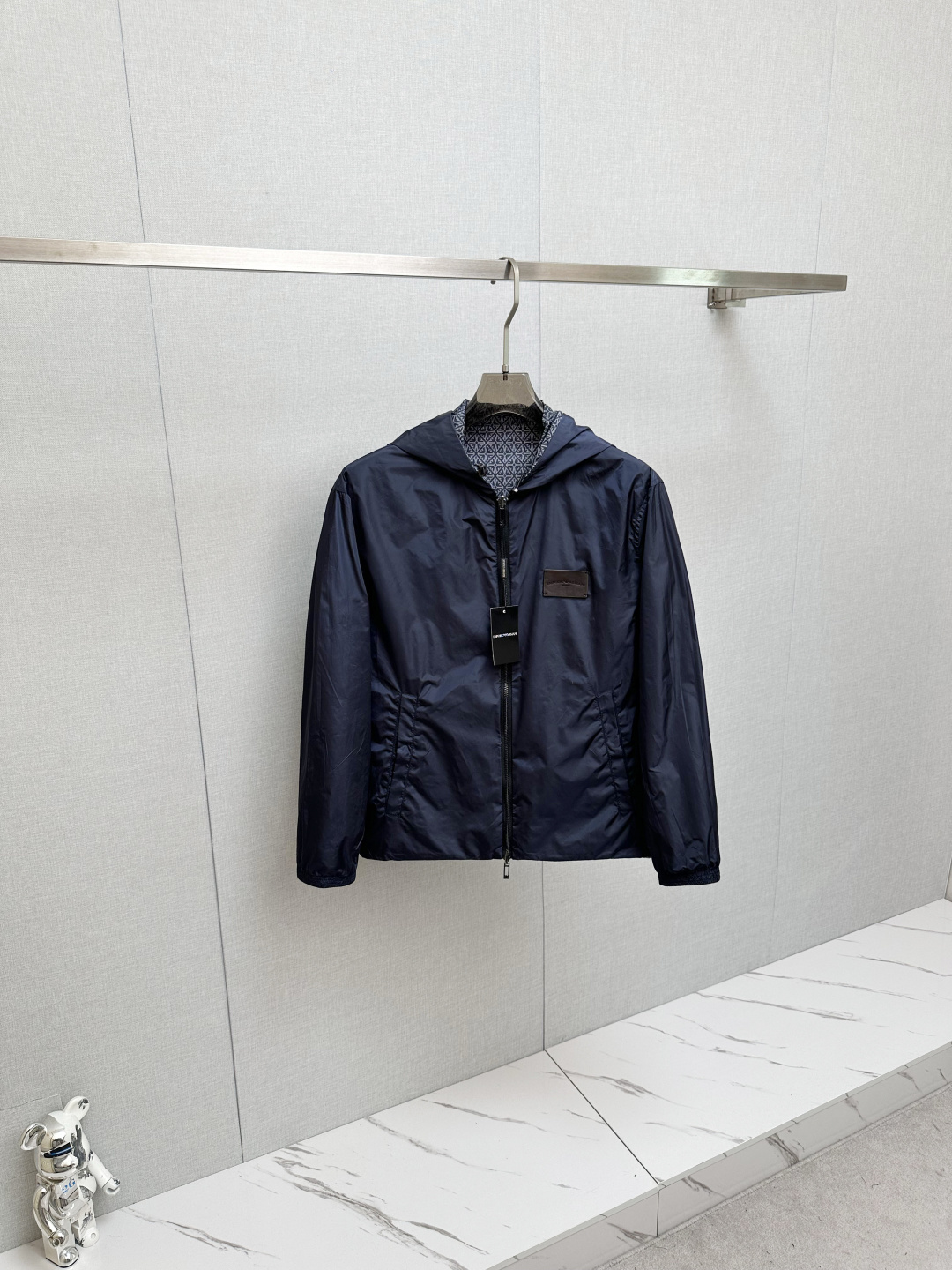 NO:657909,Reversible Armani high-quality 2025 autumn and winter new jacket, the new product on the show is in perfect condition, the fabric is comfortable and warm, the color is full and attractive, the design is very outstanding, it can easily enhance the fashion sense, the workmanship is extremely sophisticated and rigorous, and the wiring is neat and meticulous!  A masterpiece from a famous designer!  The upper body does not look bloated and is super handsome!  Size S-XL,,armani,jackets & coats,jackets & coats,alexander wang19860909双面穿 阿玛尼 高品质2025秋冬新款夹克外套,秀场新品品相非常完美,面料舒适保暖,色泽饱满诱人,非常出彩的设计,轻松将时髦感进阶,做工极为考究严谨,走线工整细致！大牌设计师巨作！上身不显臃肿、超级帅气！ 码数S-XL,,armani,jackets & coats,jackets & coats,alexander wang,Men's clothing