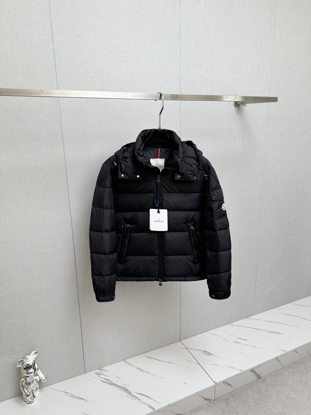 NO:657915,MON25FW classic evergreen Maya matte nylon zipper down jacket, men's and women's same style sleeve arm badge pocket detachable hooded stand collar down jacket!  Trading company channels are rare and available on the official website simultaneously!  The classic Maya short down jacket from the Fa Meng family is an evergreen down jacket that must be produced at the counter every year.  The recognized top spot in the down industry, the NO.1 position has never been shaken. No matter how many years have passed, it is still the model of down jackets. It is the perfect garment in everyone's heart!  Celebrities from all walks of life are calling for Maya crazily. Modern style combined with avant-garde fashion styling elements has reshaped the classic charm of Maya's wind and snow down jacket!  The classic shape and design aesthetics are suitable for all body types. No matter whether you are tall or short, fat or thin, the upper body can show a straight and straight posture, giving people a tough and elegant temperament. There are thousands of reasons to accept Maya!  The ready-made garments are made of lacquered nylon. This fabric not only has the characteristics of good brightness and texture, but also has excellent windproof and waterproof properties, making it suitable for outdoor and cold weather wear!  The interior is filled with 90% white duck down, and high-precision sewing technology ensures that each down jacket has few threads, fine workmanship, and no down movement, providing the warmest and most comfortable wearing experience!  As for the detachable wind hood design, the closed state of the hood is full of three-dimensionality and the shape is sharper. It is not afraid of the cold wind and makes you energetic in the cold winter!  The sleeve arms are decorated with classic logo embroidered felt craft badges. The color, thickness, and position of the embroidery lines are one of the indicators that distinguish good products!  Color Black Size 1-5 Size reference Size 1: Shoulder width 47 Bust 112 Sleeve length 65 Dress length 69 Size 2: Shoulder width 48 Bust 116 Sleeve length 66 Dress length 70 Size 3: Shoulder width 49 Bust 120 Sleeve length 67 Dress length 71 Size 4: Shoulder width 50 Bust 124 Sleeve length 68 Dress length 72  5: shoulder width 51, bust 128, sleeve length 69, dress length 73,,jackets & coats,jackets & coats,down jacket,hats,alexander wang19860909MON25FW经典常青款Maya哑光尼龙拉链羽绒夹克,男女同款袖臂徽章口袋可拆卸式连帽立领羽绒服外套！贸易公司渠道稀出,同步官网发售！法蒙家经典Maya短款羽绒服,柜台每年必出的常青款羽绒服,没有之一！羽绒界公认的榜首,NO.1位置从未撼动过,无论多少年过去,依然是羽绒服的典范楷模,它是所有人心中的完美服饰！ 各路明星达人都在为Maya疯狂打CALL,现代风格结合前卫的时尚造型元素,重新塑造出Maya风雪羽绒夹克的经典魅力！经典的造型设计美感,包容所有的身材穿着,无论身材高矮肥瘦,上身都能呈现出挺拔笔直的身姿,给人硬朗儒雅的气质,收下Maya有万千个理由！成衣采用漆面尼龙作为面料,这种面料不仅具有光亮度好、质感佳的特点,还具备出色的防风防水性能,适合户外及寒冷天气穿着！ 内里90白鸭绒填充,高精度的缝制工艺,确保每一件羽绒服的线头少、做工精细,不会跑绒移位,提供最保暖舒适的穿着体验！而拆卸式风兜帽设计造型,帽子闭合状态立体感十足,造型更加犀利,不怕寒风凛冽让你在寒冬中活力四射！袖臂上配有经典Logo刺绣毛毡工艺徽章装饰,徽章的色泽厚度刺线的位置都是区分好次的指标之一！ 颜色黑色 尺码1-5 尺寸参考 1码:肩宽47胸围112袖长65衣长69 2码:肩宽48胸围116袖长66衣长70 3码:肩宽49胸围120袖长67衣长71 4码:肩宽50胸围124袖长68衣长72 5吗:肩宽51胸围128袖长69衣长73,,jackets & coats,jackets & coats,down jacket,hats,alexander wang,Men's clothing