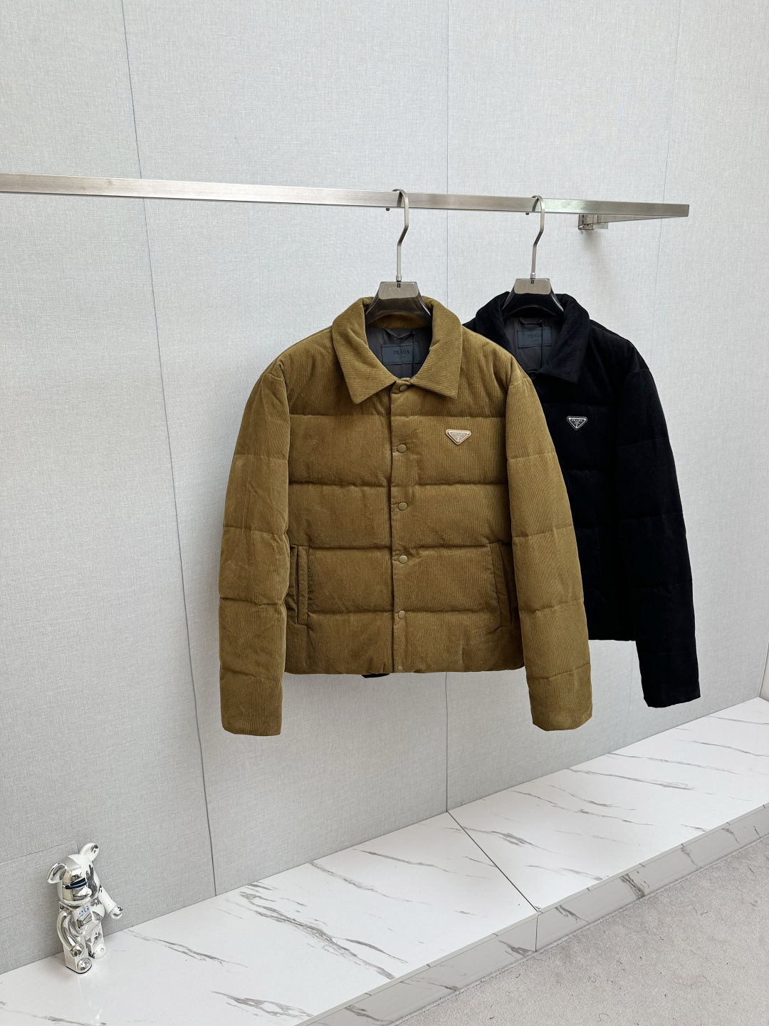 NO:657921,High version, pay attention to details. Prada 25FW This triangle logo is made of genuine leather, and the triangle logo hardware. The Prada letters are smoothed by hand and have no convex feeling, just like ZP. There are three pockets inside. All details are the same as ZP.  An autumn and winter fashionable tool for both men and women. Fashionable men and women can feel free to buy this timeless classic. It is definitely the best choice as a daily commuting item!  This down jacket is made of custom-woven corduroy material supplied by customers. The surface of the fabric has three-dimensional and warm groove details. It visually has a retro and nostalgic tone. It has a little bit of the 70s feel in it, giving people a lazy and relaxing feeling!  The delicate and smooth fiber lining inside is filled with 90% white goose down. It has sufficient down filling and is free of stems and clumps. It has a full and soft down texture. It rebounds instantly when pressed. It can effectively lock in and gather body temperature, bringing you the warmest and most comfortable wearing experience!  The basic and conventional stand-up collar vest style cutting, simple and neat design, can easily create a fashionable and elegant casual look!  Size S-XL,,prada,down jacket,alexander wang19860909高版本 注意细节 Prada 25FW 此款三角标采用真皮、三角标五金logo Prada字母采用磨平工艺用手抚摸无凹凸感和ZP一样.内里设有三个口袋. 所有细节和ZP一样. 配专属防尘袋.高版本请认准细节.秋冬新款灯芯绒立领保暖羽绒服 男女同款经典三角标马甲,灯芯绒面料真的好温柔哦,绝对是秋冬穿搭的一大亮点～ 男女通穿的秋冬时尚着装利器,对于这种不易过时的经典之作,各位潮男潮女们可以放心入手,作为日常通勤单品搭配绝对是最佳的选择！ 此款羽绒服甄选客供定织灯芯绒材质制作而成,面料表面立体温润的坑条细节,视觉上自带复古怀旧腔调,骨子里混了些许70年代的feel,给人慵懒放松的感觉！内里细腻爽滑的纤维内衬,搭配90白鹅绒填充,充绒量足且无梗不结块,饱满柔软的羽绒质感,按压下去瞬间回弹,着身可以有效的锁温聚温,带来最保暖舒适的着穿体验！基础常规的立领马甲版型裁剪,简洁利落的设计,可轻松打造时尚大气的休闲造型！ 尺码S-XL,,prada,down jacket,alexander wang,Men's clothing