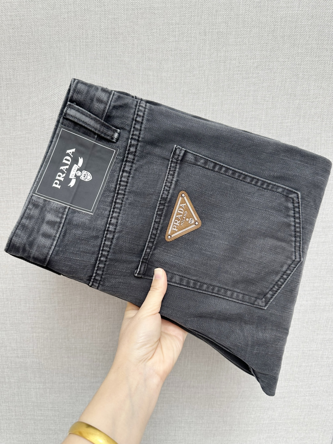 NO:626049,PRADA's official website counters are available at the same time, original orders, super stylish jeans, customized original washed denim fabric, unique design, top-notch printing technology letter pattern logo, original hardware accessories decoration, extremely outstanding jeans, the materials and craftsmanship are extremely luxurious and exquisite, extremely high-grade, handsome and stylish upper body, recommended, code number 29-36,, prada, jeans, alexander wang19860909PRADA 官网专柜同步有售,原单狠货,超级有范儿的一款牛仔裤,定制原版水洗牛仔面料,独特设计,顶级印花工艺字母图案logo,原版五金辅料装饰,极为翘楚的一款牛仔裤,用料与工艺都极致奢华精湛,档次极高,上身帅气有型,推荐,码数29—36,,prada,jeans,alexander wang,Men's clothing