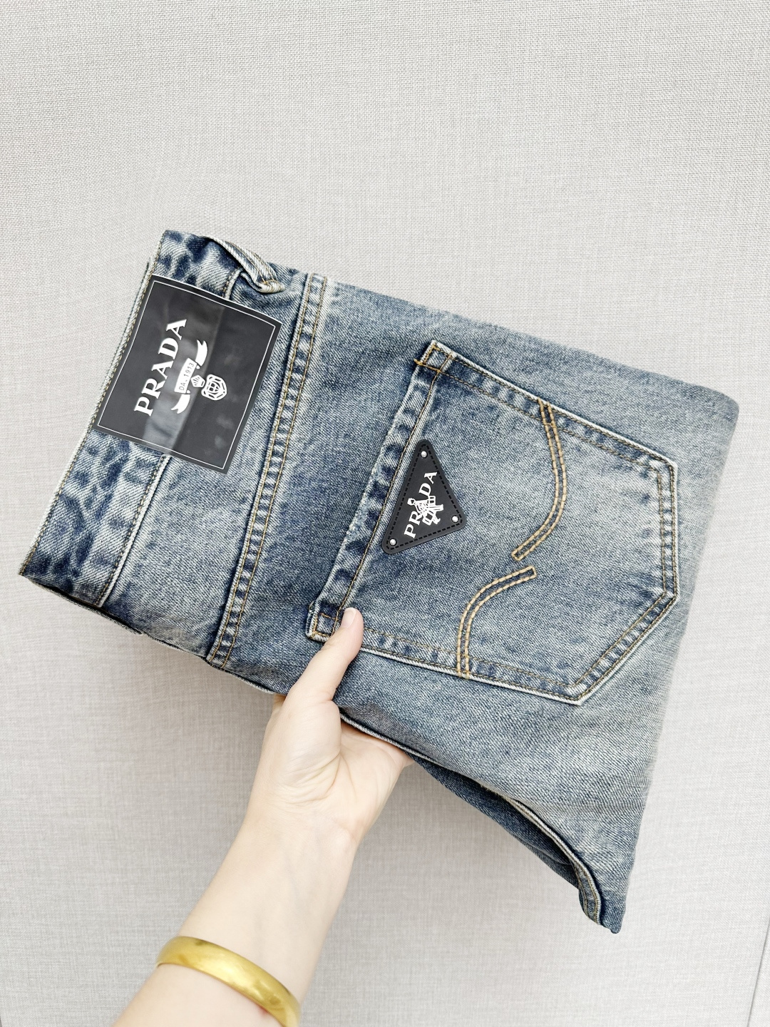 NO:615170,PRADA's official website counters are available at the same time, original orders, super stylish jeans, customized original washed denim fabric, unique design, top-notch printing technology letter pattern logo, original hardware accessories decoration, extremely outstanding jeans, the materials and craftsmanship are extremely luxurious and exquisite, extremely high-grade, handsome and stylish upper body, recommended, code number 29-36,, prada, jeans, alexander wang19860909PRADA 官网专柜同步有售,原单狠货,超级有范儿的一款牛仔裤,定制原版水洗牛仔面料,独特设计,顶级印花工艺字母图案logo,原版五金辅料装饰,极为翘楚的一款牛仔裤,用料与工艺都极致奢华精湛,档次极高,上身帅气有型,推荐,码数29—36,,prada,jeans,alexander wang,Men's clothing