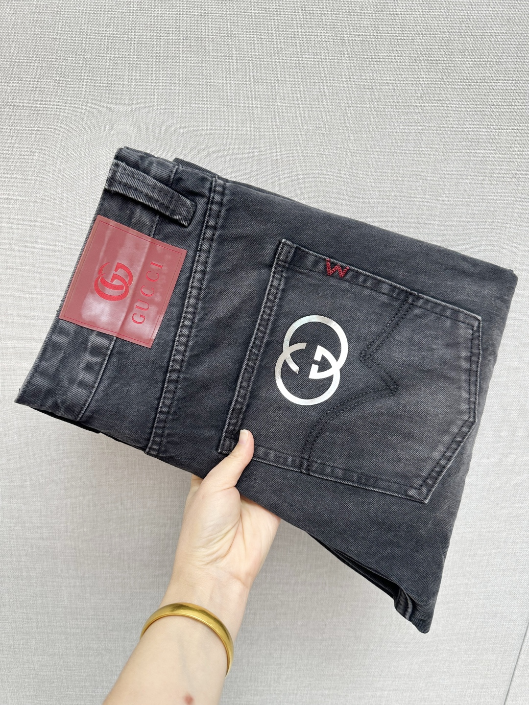 NO:615174,GUCCI official website counters are available at the same time, original goods, super stylish jeans, customized original washed denim fabric, unique design, top-notch printing technology letter pattern logo, original hardware accessories decoration, an extremely outstanding pair of jeans, the materials and craftsmanship are extremely luxurious and exquisite, extremely high-grade, handsome and stylish upper body, recommended, code number 29-36,, gucci, jeans, alexander wang19860909GUCCI 官网专柜同步有售,原单狠货,超级有范儿的一款牛仔裤,定制原版水洗牛仔面料,独特设计,顶级印花工艺字母图案logo,原版五金辅料装饰,极为翘楚的一款牛仔裤,用料与工艺都极致奢华精湛,档次极高,上身帅气有型,推荐,码数29—36,,gucci,jeans,alexander wang,Men's clothing