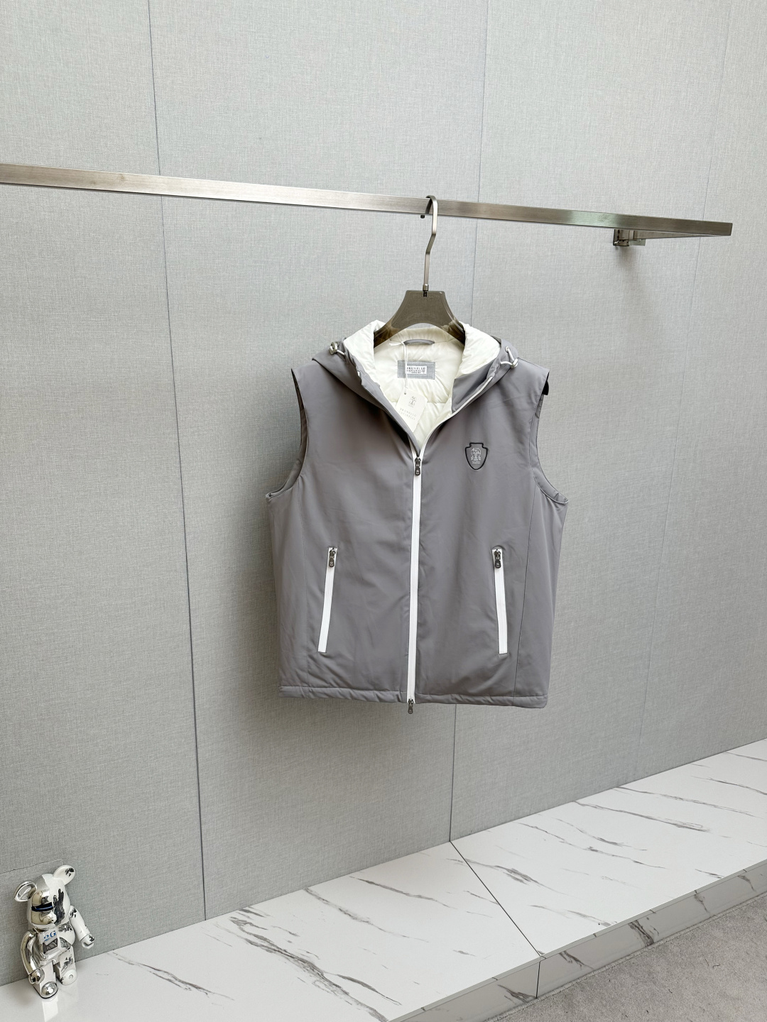 NO:626067,Hot-selling down vest 2025 new product New down vest New product for the show, perfect condition, high-tech waterproof fabric at the counter, 90% white goose down filling inside, comfortable and warm, full and attractive color, very outstanding design, easily upgrade the fashion sense, extremely elegant and rigorous workmanship, neat and meticulous wiring!  A masterpiece from a famous designer!  The upper body does not look bloated and is super handsome!  Counter size: 48—56,,down jacket,alexander wang19860909爆款羽绒马甲2025新品 新款羽绒马甲 秀场新品,品相非常完美,专柜高科技防水面料,内里90白鹅绒填充,舒适保暖,色泽饱满诱人,非常出彩的设计,轻松将时髦感进阶,做工极为考究严谨,走线工整细致！大牌设计师巨作！上身不显臃肿、超级帅气！柜台码数: 48—56,,down jacket,alexander wang,Men's clothing