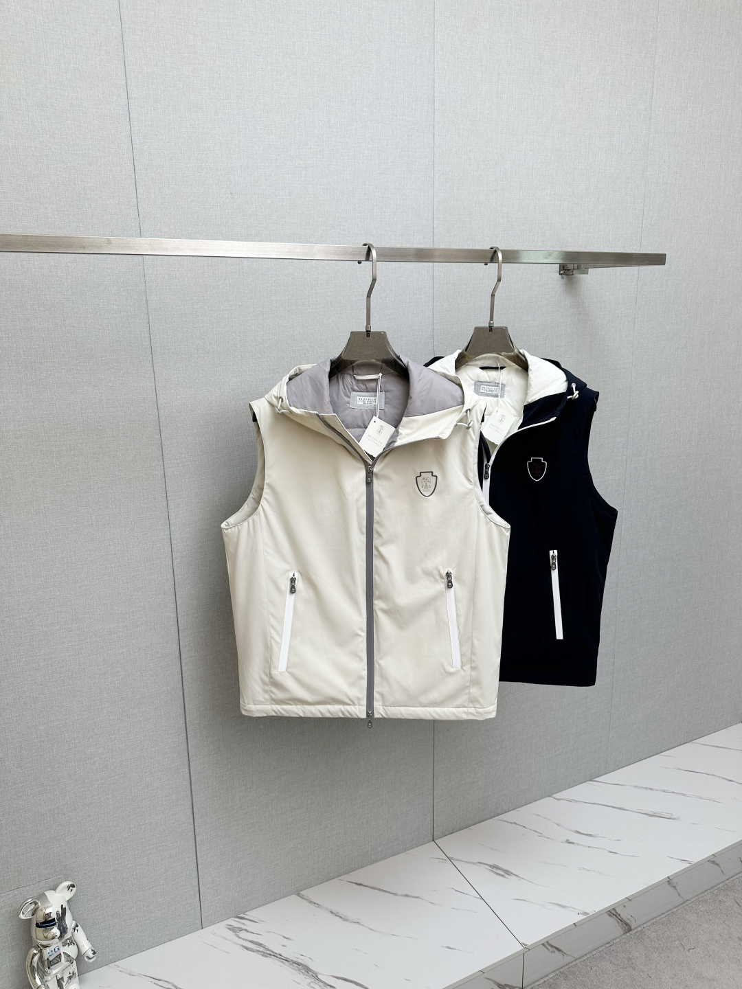 NO:615181,Hot-selling down vest 2025 new product New down vest New product for the show, perfect condition, high-tech waterproof fabric at the counter, 90% white goose down filling inside, comfortable and warm, full and attractive color, very outstanding design, easily upgrade the fashion sense, extremely elegant and rigorous workmanship, neat and meticulous wiring!  A masterpiece from a famous designer!  The upper body does not look bloated and is super handsome!  Counter size: 48—56,,down jacket,alexander wang19860909爆款羽绒马甲2025新品 新款羽绒马甲 秀场新品,品相非常完美,专柜高科技防水面料,内里90白鹅绒填充,舒适保暖,色泽饱满诱人,非常出彩的设计,轻松将时髦感进阶,做工极为考究严谨,走线工整细致！大牌设计师巨作！上身不显臃肿、超级帅气！柜台码数: 48—56,,down jacket,alexander wang,Men's clothing