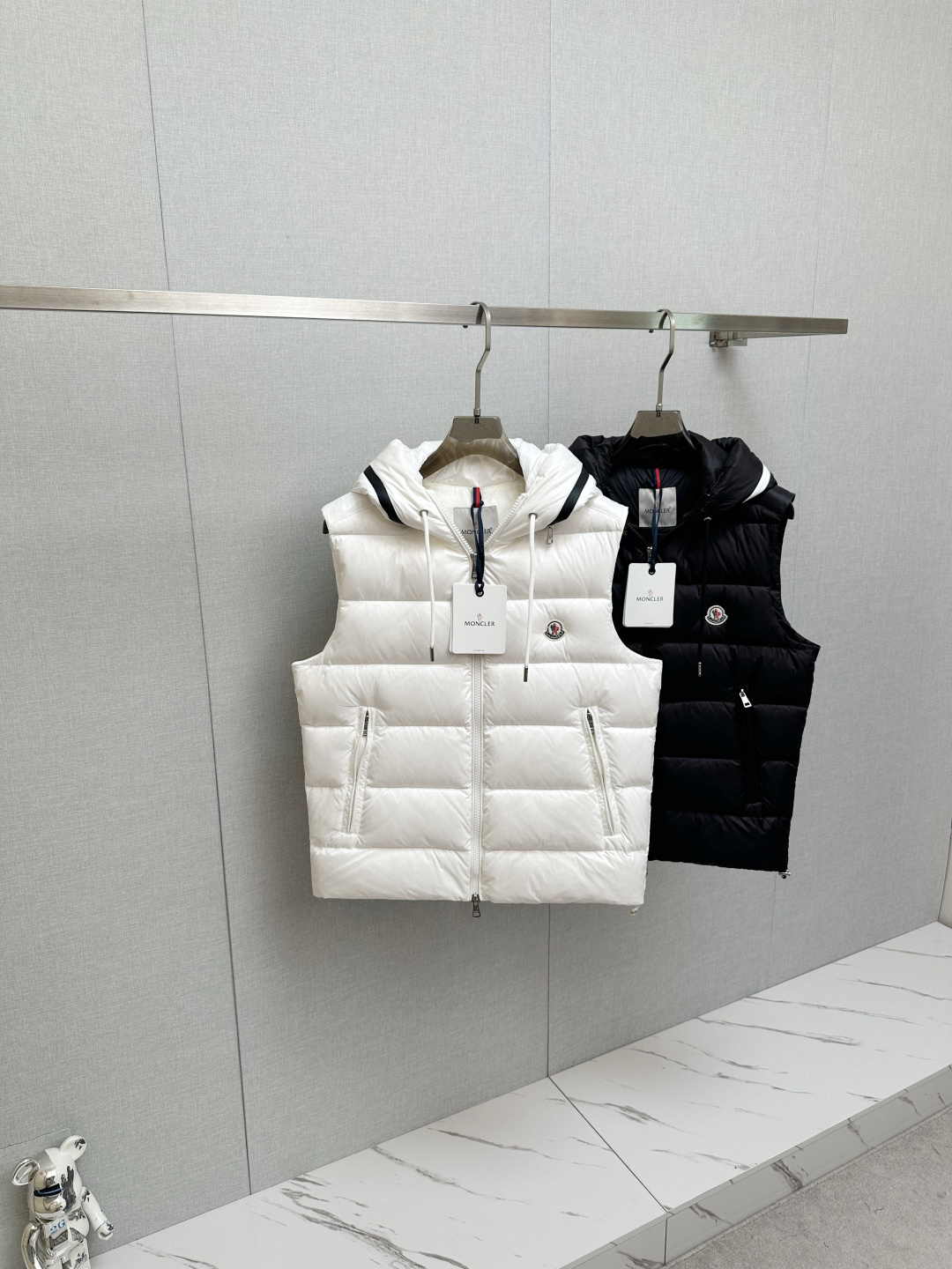 NO:615150,Hot-selling down vest 2025 new product MO New Down Vest New product for the show, perfect condition, high-tech waterproof fabric at the counter, 90% white goose down filling inside, comfortable and warm, full and attractive color, very outstanding design, easily upgrade the fashion sense, extremely elegant and rigorous workmanship, neat and meticulous wiring!  A masterpiece from a famous designer!  The upper body does not look bloated and is super handsome!  Counter size: 48—56,,down jacket,alexander wang19860909爆款羽绒马甲2025新品 MO 新款羽绒马甲 秀场新品,品相非常完美,专柜高科技防水面料,内里90白鹅绒填充,舒适保暖,色泽饱满诱人,非常出彩的设计,轻松将时髦感进阶,做工极为考究严谨,走线工整细致！大牌设计师巨作！上身不显臃肿、超级帅气！柜台码数: 48—56,,down jacket,alexander wang,Men's clothing