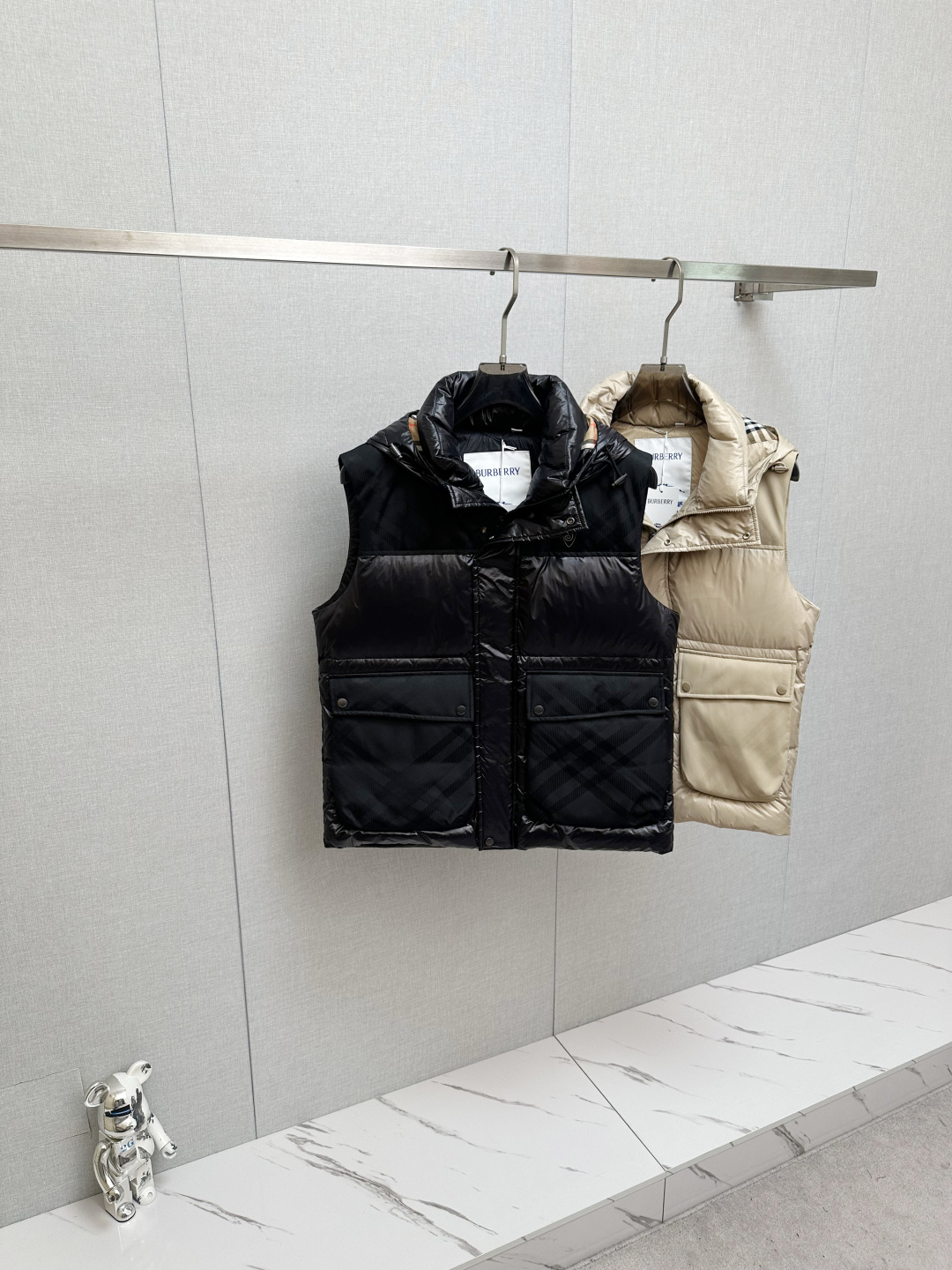 NO:626061,Hot-selling down vest 2025 new product BURB new down vest is a new product in the show, the appearance is very perfect, the high-tech waterproof fabric in the counter, 90% white goose down filling inside, comfortable and warm, the color is full and attractive, very outstanding design, easily upgrade the fashion sense, the workmanship is extremely sophisticated and rigorous, the wiring is neat and meticulous!  A masterpiece from a famous designer!  The upper body does not look bloated and is super handsome!  Counter size: 48—56,,burberry,down jacket,alexander wang19860909爆款羽绒马甲2025新品 BURB 新款羽绒马甲 秀场新品,品相非常完美,专柜高科技防水面料,内里90白鹅绒填充,舒适保暖,色泽饱满诱人,非常出彩的设计,轻松将时髦感进阶,做工极为考究严谨,走线工整细致！大牌设计师巨作！上身不显臃肿、超级帅气！柜台码数: 48—56,,burberry,down jacket,alexander wang,Men's clothing