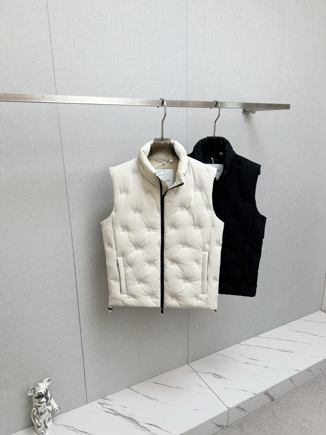 NO:615155,Hot-selling down vest 2025 new product BURB new down vest is a new product in the show, the appearance is very perfect, the high-tech waterproof fabric in the counter, 90% white goose down filling inside, comfortable and warm, the color is full and attractive, very outstanding design, easily upgrade the fashion sense, the workmanship is extremely sophisticated and rigorous, the wiring is neat and meticulous!  A masterpiece from a famous designer!  The upper body does not look bloated and is super handsome!  Counter size: 48—56,,burberry,down jacket,alexander wang19860909爆款羽绒马甲2025新品 BURB 新款羽绒马甲 秀场新品,品相非常完美,专柜高科技防水面料,内里90白鹅绒填充,舒适保暖,色泽饱满诱人,非常出彩的设计,轻松将时髦感进阶,做工极为考究严谨,走线工整细致！大牌设计师巨作！上身不显臃肿、超级帅气！柜台码数: 48—56,,burberry,down jacket,alexander wang,Men's clothing