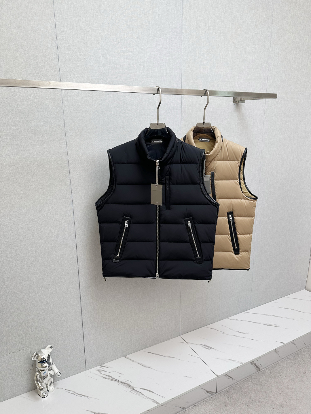 NO:626055,Hot-selling down vest 2025 new product TB New Down Vest New product for the show, perfect condition, high-tech waterproof fabric at the counter, 90% white goose down filling inside, comfortable and warm, full and attractive color, very outstanding design, easily upgrade the sense of fashion, extremely elegant and rigorous workmanship, neat and meticulous wiring!  A masterpiece from a famous designer!  The upper body does not look bloated and is super handsome!  Counter size: 48—56,,down jacket,alexander wang19860909爆款羽绒马甲2025新品 TB 新款羽绒马甲 秀场新品,品相非常完美,专柜高科技防水面料,内里90白鹅绒填充,舒适保暖,色泽饱满诱人,非常出彩的设计,轻松将时髦感进阶,做工极为考究严谨,走线工整细致！大牌设计师巨作！上身不显臃肿、超级帅气！柜台码数: 48—56,,down jacket,alexander wang,Men's clothing