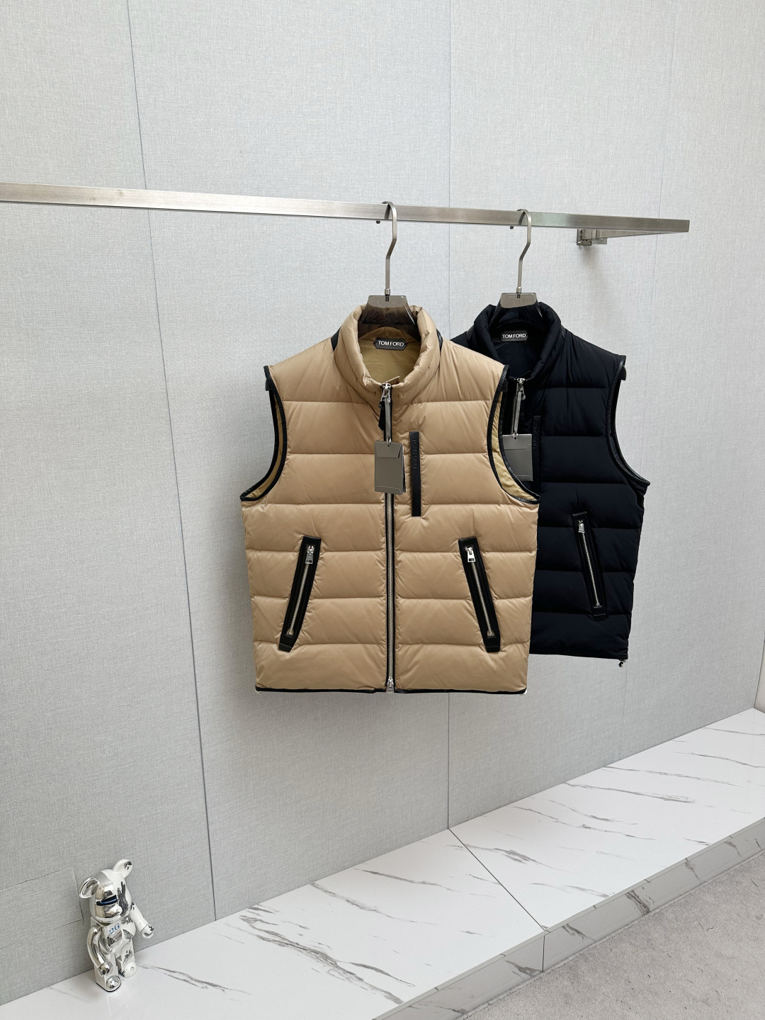 NO:615160,Hot-selling down vest 2025 new product TB New Down Vest New product for the show, perfect condition, high-tech waterproof fabric at the counter, 90% white goose down filling inside, comfortable and warm, full and attractive color, very outstanding design, easily upgrade the sense of fashion, extremely elegant and rigorous workmanship, neat and meticulous wiring!  A masterpiece from a famous designer!  The upper body does not look bloated and is super handsome!  Counter size: 48—56,,down jacket,alexander wang19860909爆款羽绒马甲2025新品 TB 新款羽绒马甲 秀场新品,品相非常完美,专柜高科技防水面料,内里90白鹅绒填充,舒适保暖,色泽饱满诱人,非常出彩的设计,轻松将时髦感进阶,做工极为考究严谨,走线工整细致！大牌设计师巨作！上身不显臃肿、超级帅气！柜台码数: 48—56,,down jacket,alexander wang,Men's clothing