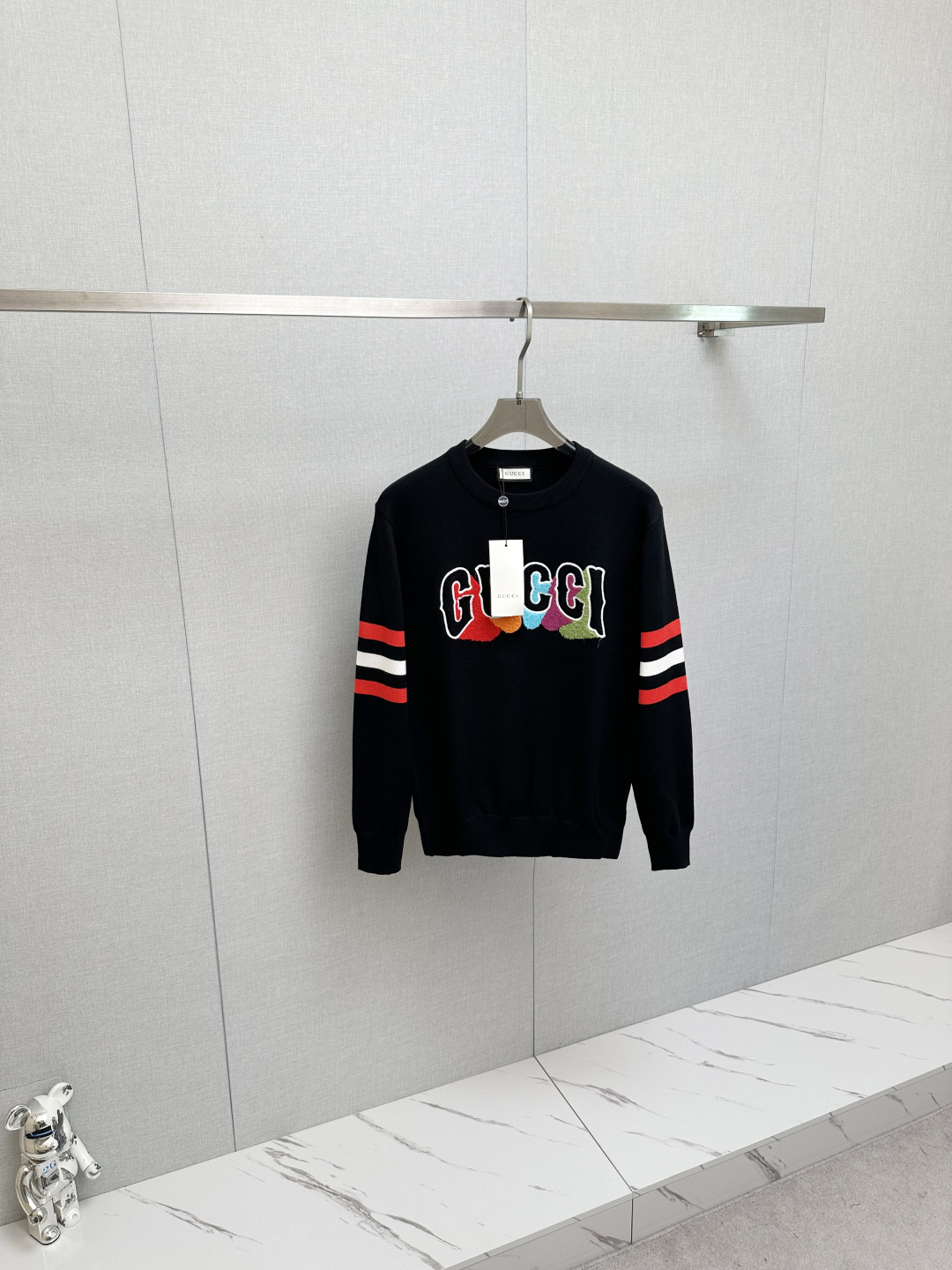 NO:594989,GUCCI's new popular ss autumn and winter new sweater. Classic, simple and elegant brand pattern design knitted sweater, made of imported New Zealand sheep wool. Soft, delicate and very comfortable. The design is very simple, dear friends, hurry up and get it!  Size M—3XL,,gucci,sweaters,alexander wang19860909GUCCI 新款爆款ss秋冬新品毛衣 经典简约大气品牌图案设计针织毛衣,采用进口新西兰绵羊毛.柔软细腻 非常舒服 .设计非常的简洁,亲们赶紧入手！尺码M—3XL,,gucci,sweaters,alexander wang,Men's clothing