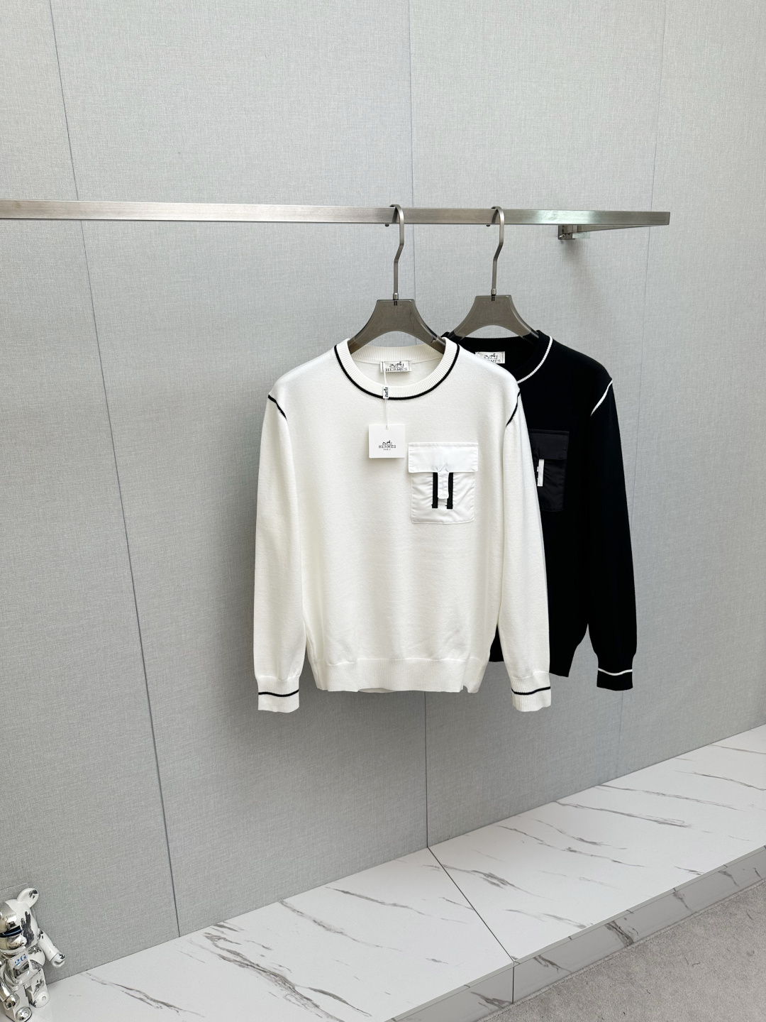 NO:594992,H Home's new popular ss autumn and winter new sweater. Classic, simple and elegant brand pattern design knitted sweater, made of imported New Zealand sheep wool. Soft, delicate and very comfortable. The design is very simple, dear friends, hurry up and get it!  Size M—3XL,,sweaters,alexander wang19860909H家 新款爆款ss秋冬新品毛衣 经典简约大气品牌图案设计针织毛衣,采用进口新西兰绵羊毛.柔软细腻 非常舒服 .设计非常的简洁,亲们赶紧入手！尺码M—3XL,,sweaters,alexander wang,Men's clothing