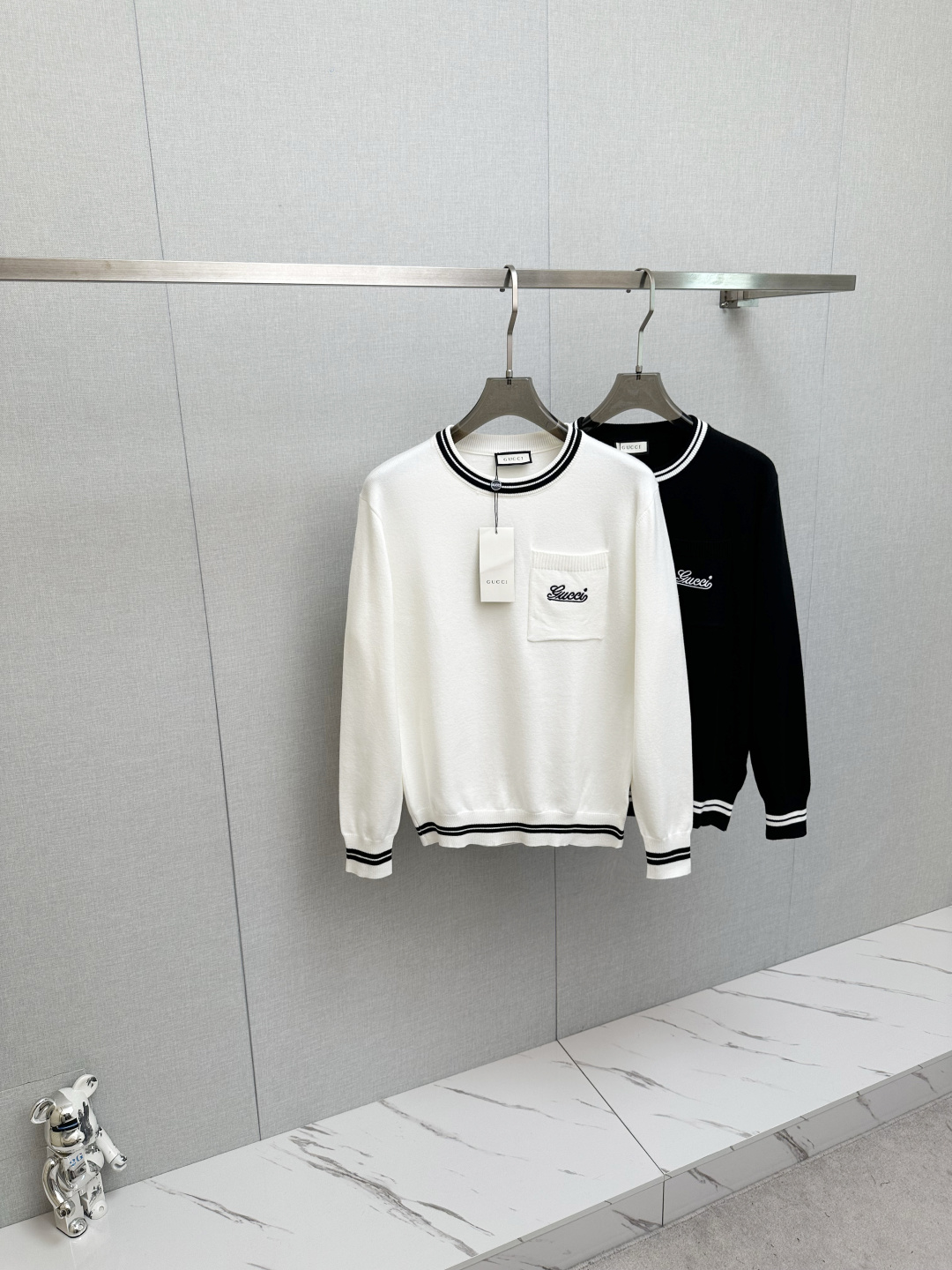 NO:594995,GUCCI's new popular ss autumn and winter new sweater. Classic, simple and elegant brand pattern design knitted sweater, made of imported New Zealand sheep wool. Soft, delicate and very comfortable. The design is very simple, dear friends, hurry up and get it!  Size M—3XL,,gucci,sweaters,alexander wang19860909GUCCI 新款爆款ss秋冬新品毛衣 经典简约大气品牌图案设计针织毛衣,采用进口新西兰绵羊毛.柔软细腻 非常舒服 .设计非常的简洁,亲们赶紧入手！尺码M—3XL,,gucci,sweaters,alexander wang,Men's clothing