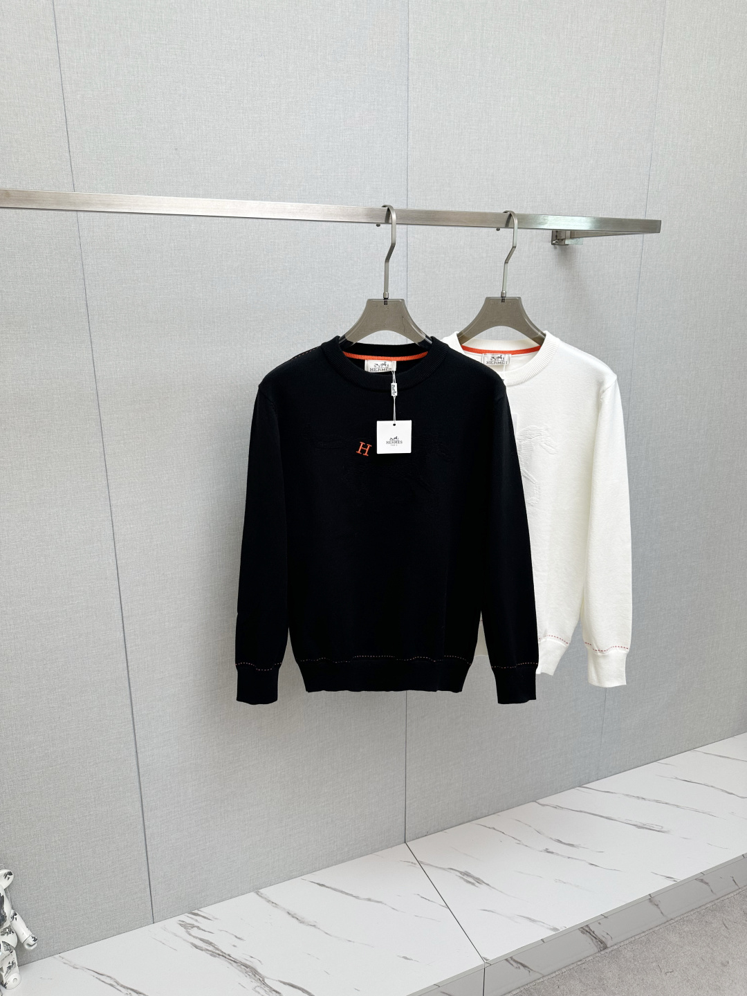 NO:595004,H Home's new popular ss autumn and winter new sweater. Classic, simple and elegant brand pattern design knitted sweater, made of imported New Zealand sheep wool. Soft, delicate and very comfortable. The design is very simple, dear friends, hurry up and get it!  Size M—3XL,,sweaters,alexander wang19860909H家 新款爆款ss秋冬新品毛衣 经典简约大气品牌图案设计针织毛衣,采用进口新西兰绵羊毛.柔软细腻 非常舒服 .设计非常的简洁,亲们赶紧入手！尺码M—3XL,,sweaters,alexander wang,Men's clothing