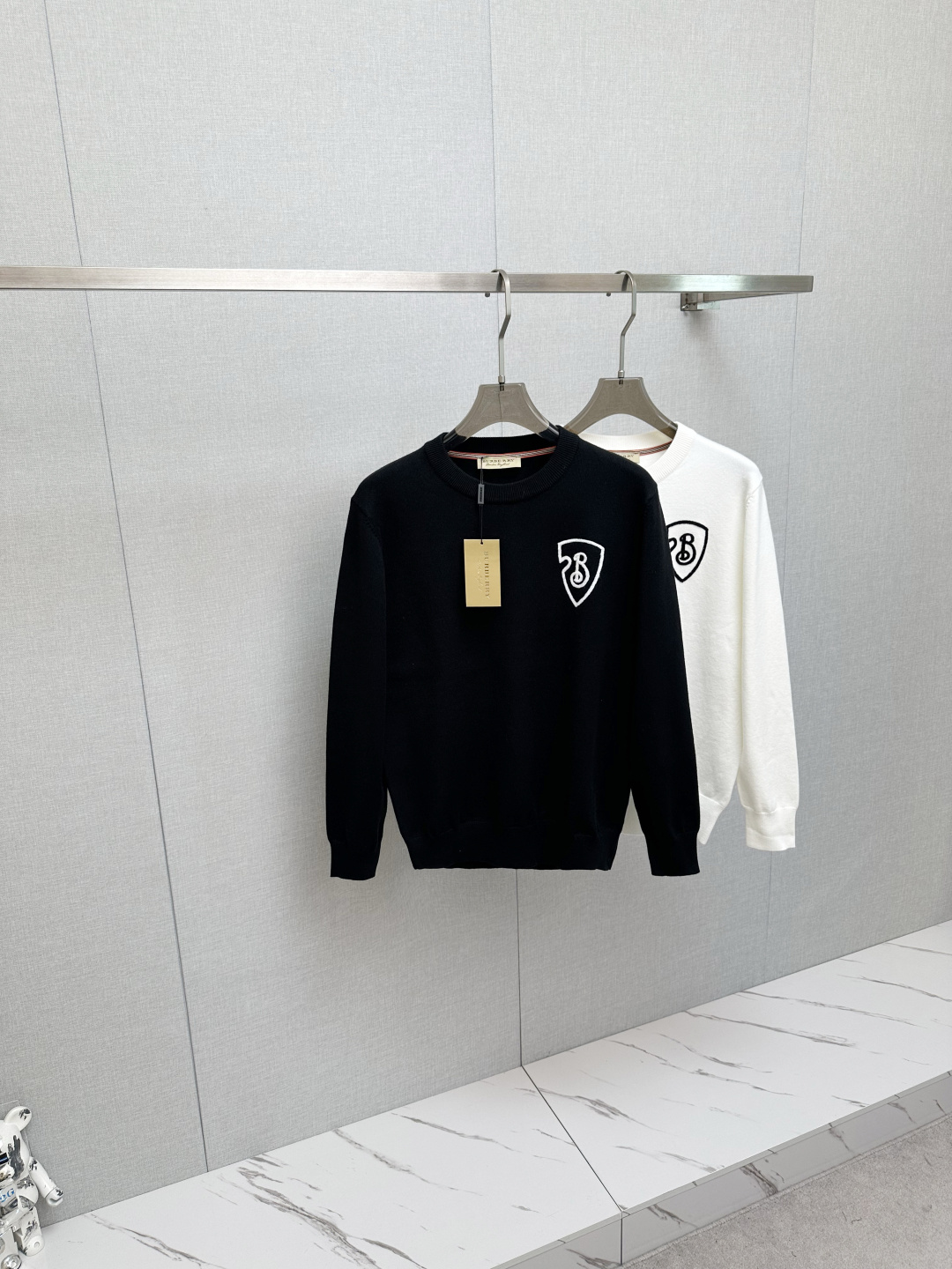 NO:595001,BURB's new popular ss autumn and winter new sweater. Classic, simple and elegant brand pattern design knitted sweater, made of imported New Zealand sheep wool. Soft, delicate and very comfortable. The design is very simple, dear friends, hurry up and get it!  Size M—3XL,,burberry,sweaters,alexander wang19860909BURB 新款爆款ss秋冬新品毛衣 经典简约大气品牌图案设计针织毛衣,采用进口新西兰绵羊毛.柔软细腻 非常舒服 .设计非常的简洁,亲们赶紧入手！尺码M—3XL,,burberry,sweaters,alexander wang,Men's clothing