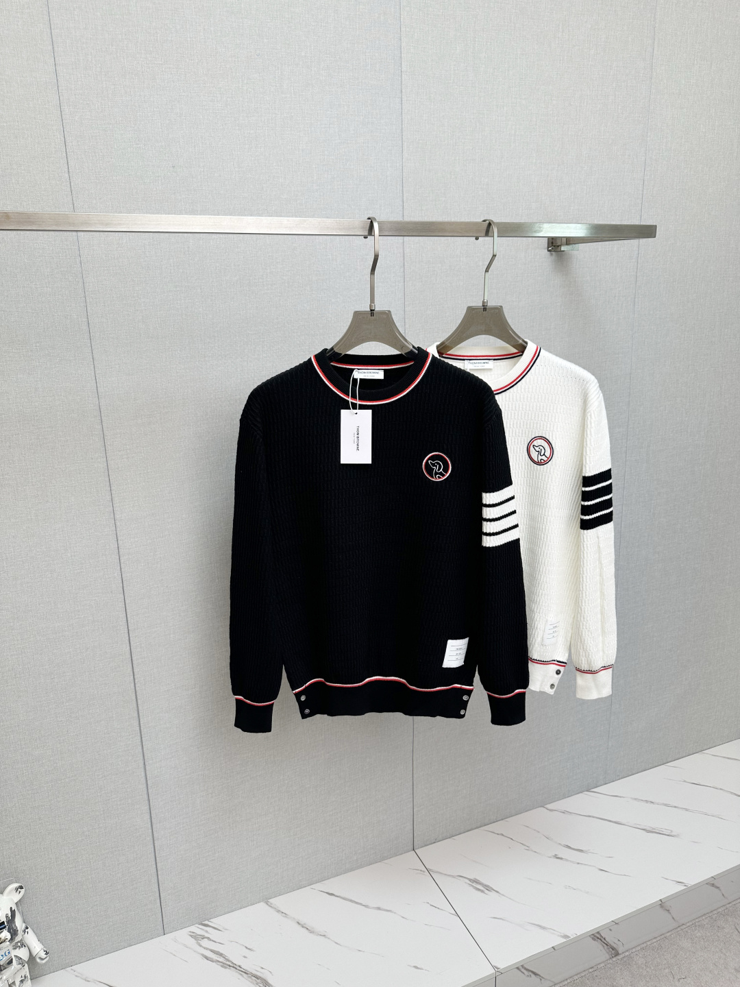 NO:594998,TB's new popular SS autumn and winter new sweater is a classic, simple and elegant knitted sweater with brand pattern design. It is made of imported New Zealand sheep wool. It is soft, delicate and very comfortable. The design is very simple, so hurry up and get it!  Size M—3XL,,sweaters,alexander wang19860909TB 新款爆款ss秋冬新品毛衣 经典简约大气品牌图案设计针织毛衣,采用进口新西兰绵羊毛.柔软细腻 非常舒服 .设计非常的简洁,亲们赶紧入手！尺码M—3XL,,sweaters,alexander wang,Men's clothing