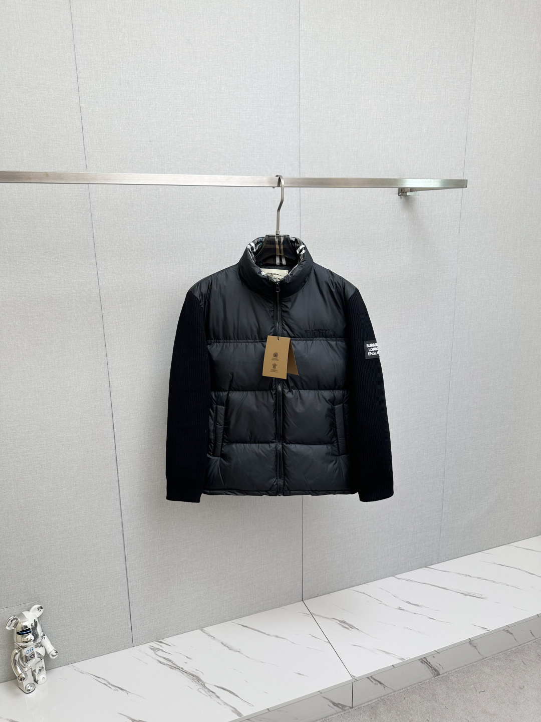 NO:595010,BURB 2025 new down jacket, original version, custom-developed hardware accessories with all details handled in full!  The upper body effect of the version is great!  Versatile, fashionable and handsome!  The original memory silk fabric at the counter has a straight and stylish texture, keeping you warm and not bulky!  The upper body is awesome. Size M—3XL,,burberry,down jacket,alexander wang19860909BURB 2025新款羽绒服,原厂版本 定制开发五金配件所有细节处理全面到位 ！版型上身效果超赞！百搭时髦又帅气！专柜原版记忆丝面料质感立挺有型,保暖拒绝臃肿！上身超赞.码数M—3XL,,burberry,down jacket,alexander wang,Men's clothing