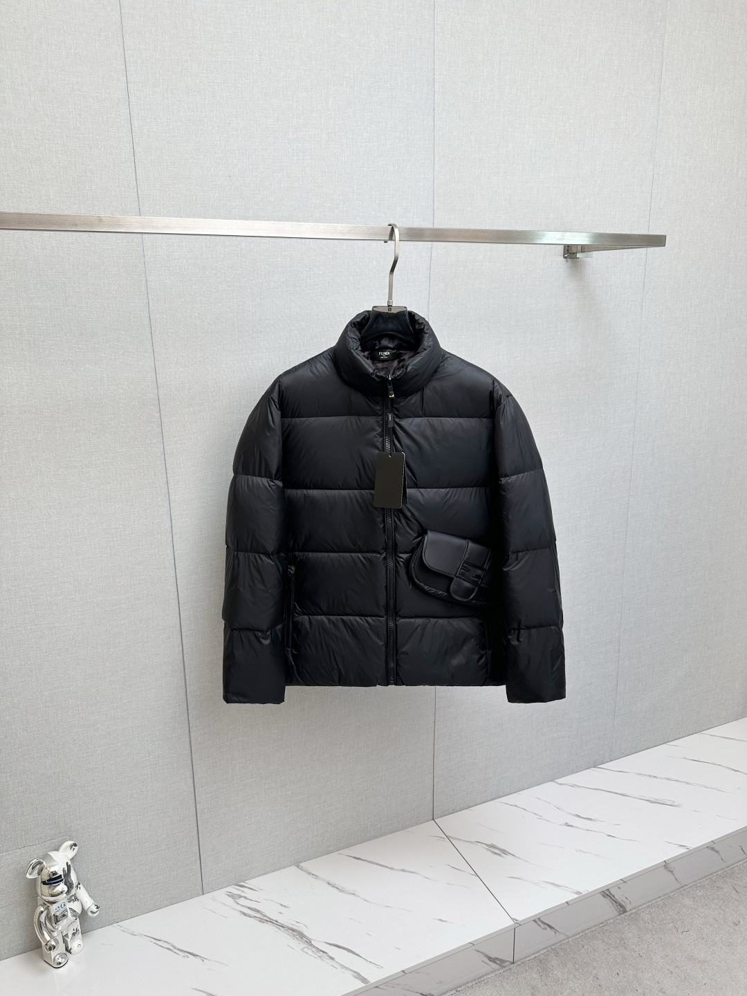 NO:648030,FD 2025 new down jacket, original version, custom-developed hardware accessories with all details handled in full!  The upper body effect of the version is great!  Versatile, fashionable and handsome!  The original memory silk fabric at the counter has a straight and stylish texture, keeping you warm and not bulky!  The upper body is awesome. Size M—3XL,,down jacket,alexander wang19860909FD 2025新款羽绒服,原厂版本 定制开发五金配件所有细节处理全面到位 ！版型上身效果超赞！百搭时髦又帅气！专柜原版记忆丝面料质感立挺有型,保暖拒绝臃肿！上身超赞.码数M—3XL,,down jacket,alexander wang,Men's clothing