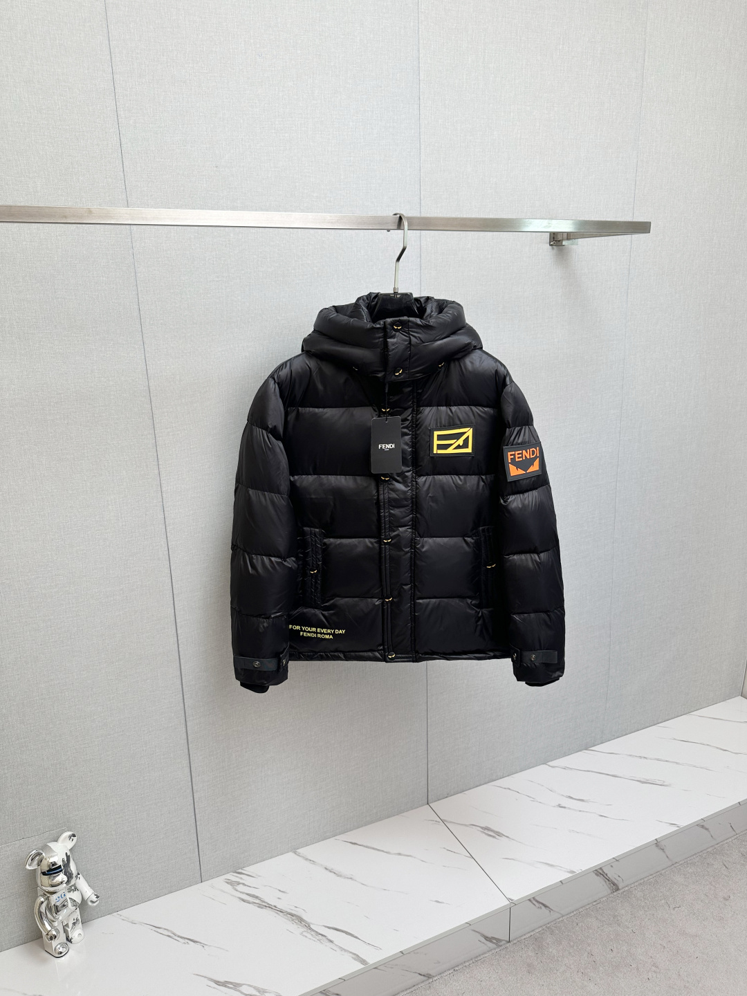 NO:594984,FD 2025 new down jacket, original version, custom-developed hardware accessories with all details handled in full!  The upper body effect of the version is great!  Versatile, fashionable and handsome!  The original memory silk fabric at the counter has a straight and stylish texture, keeping you warm and not bulky!  The upper body is awesome. Size M—3XL,,down jacket,alexander wang19860909FD 2025新款羽绒服,原厂版本 定制开发五金配件所有细节处理全面到位 ！版型上身效果超赞！百搭时髦又帅气！专柜原版记忆丝面料质感立挺有型,保暖拒绝臃肿！上身超赞.码数M—3XL,,down jacket,alexander wang,Men's clothing