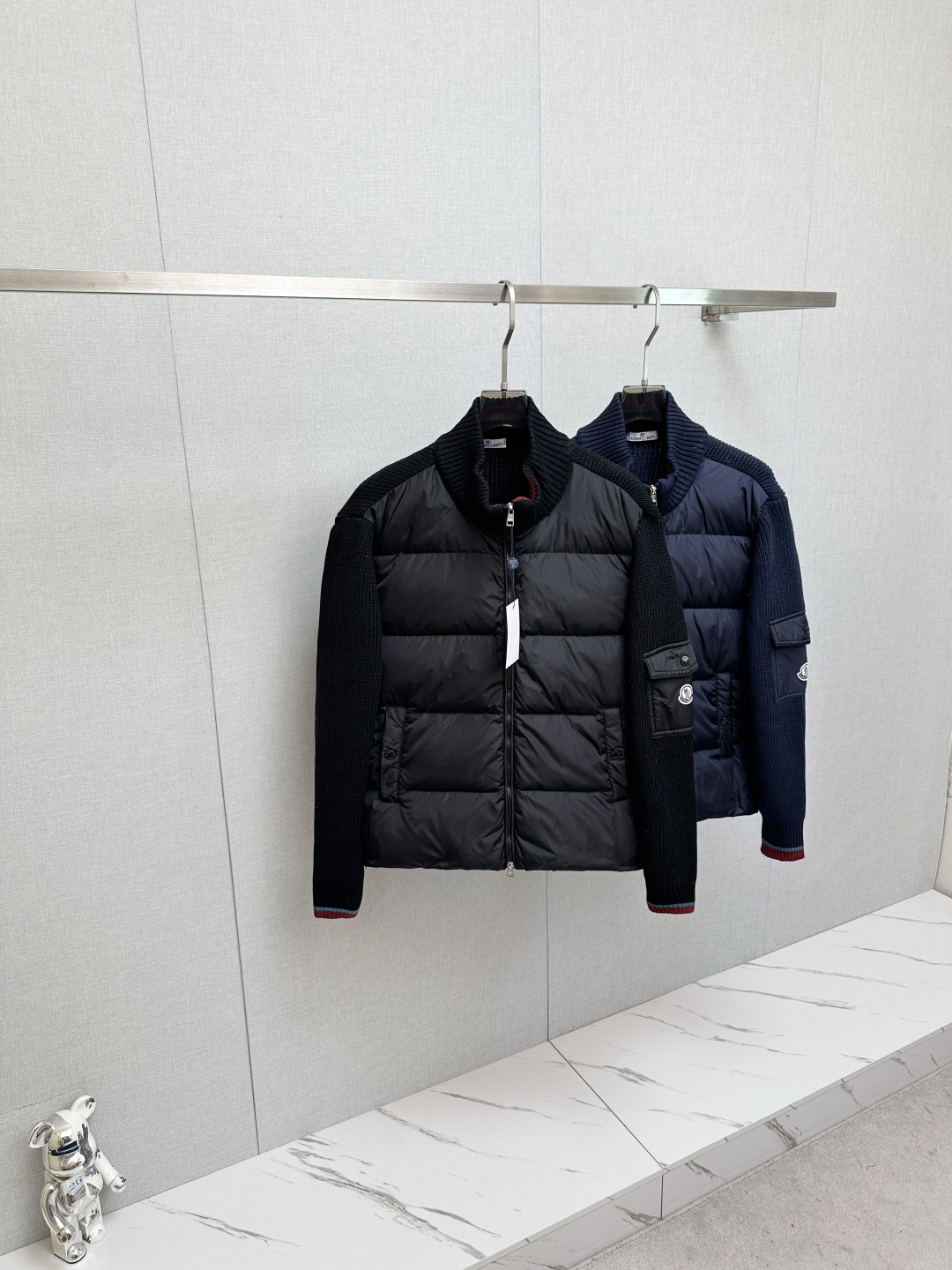 NO:607645,MO Mengkou 2025 new down jacket, original version. All details of custom-developed hardware accessories are fully processed!  The upper body effect of the version is great!  Versatile, fashionable and handsome!  The original memory silk fabric at the counter has a straight and stylish texture, keeping you warm and not bulky!  The upper body is awesome. Size M-3XL (corresponds to sizes 1-5), Moncler, down jacket, alexander wang19860909MO蒙口 2025新款羽绒服,原厂版本 定制开发五金配件所有细节处理全面到位 ！版型上身效果超赞！百搭时髦又帅气！专柜原版记忆丝面料质感立挺有型,保暖拒绝臃肿！上身超赞.码数M-3XL（对应1-5码）,,Moncler,down jacket,alexander wang,Men's clothing