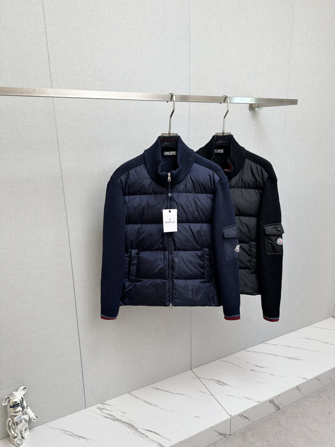 NO:594987,MO Mengkou 2025 new down jacket, original version. All details of custom-developed hardware accessories are fully processed!  The upper body effect of the version is great!  Versatile, fashionable and handsome!  The original memory silk fabric at the counter has a straight and stylish texture, keeping you warm and not bulky!  The upper body is awesome. Size M—3XL,,Moncler,down jacket,alexander wang19860909MO蒙口 2025新款羽绒服,原厂版本 定制开发五金配件所有细节处理全面到位 ！版型上身效果超赞！百搭时髦又帅气！专柜原版记忆丝面料质感立挺有型,保暖拒绝臃肿！上身超赞.码数M—3XL,,Moncler,down jacket,alexander wang,Men's clothing