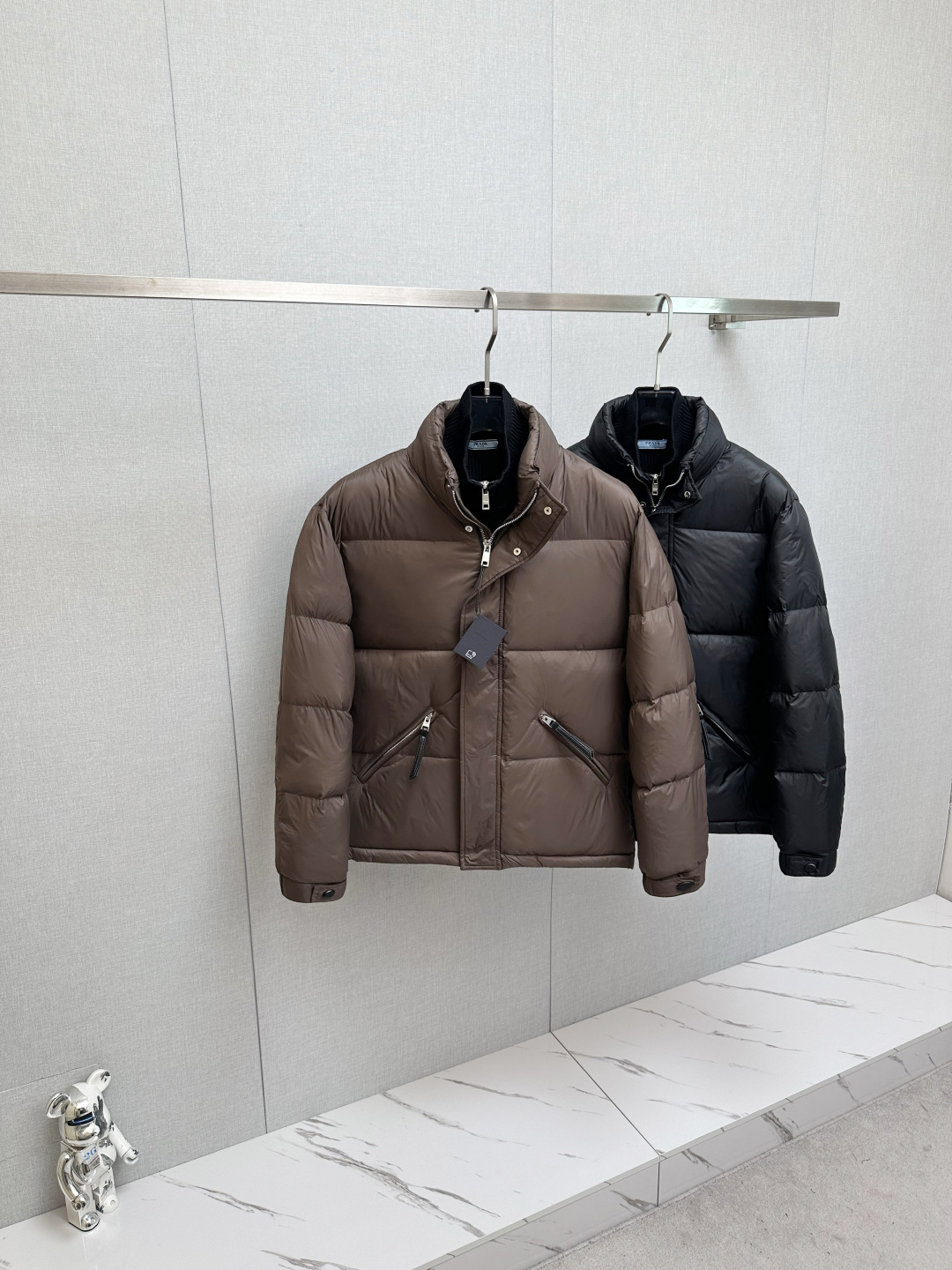 NO:594990,PRADA 2025 new down jacket, original version, custom-developed hardware accessories with all details handled in full!  The upper body effect of the version is great!  Versatile, fashionable and handsome!  The original memory silk fabric at the counter has a straight and stylish texture, keeping you warm and not bulky!  The upper body is awesome. Size M—3XL, prada, down jacket, alexander wang19860909PRADA 2025新款羽绒服,原厂版本 定制开发五金配件所有细节处理全面到位 ！版型上身效果超赞！百搭时髦又帅气！专柜原版记忆丝面料质感立挺有型,保暖拒绝臃肿！上身超赞.码数M—3XL,,prada,down jacket,alexander wang,Men's clothing