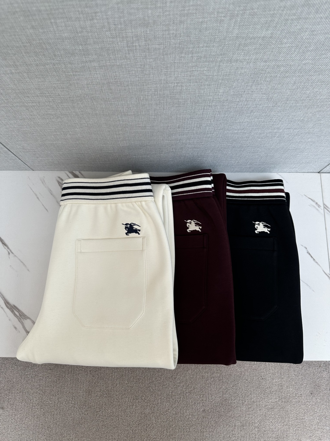 NO:596268,WU 2025 autumn and winter super hot casual pants are made of European imported fabrics, which are soft, comfortable and textured. The original hardware accessories are very cool, the details are exquisite, the upper body effect is super amazing, and they are trendy and versatile. Made with exquisite craftsmanship from Shangxuan fabrics, it shows the excellent style of high-end products. A must-have style!  Definitely one worth owning!  Size M-3XL,,alexander wang19860909WU 2025秋冬超火休闲裤,选用欧洲进口面料,柔软舒适有质感,原版五金配件,非常炫酷,细节处理精致,上身效果超级无敌赞,潮流百搭.尚选面料匠心而制 彰显卓越臻品风范 必备款式！绝对值得拥有的一条！尺码M-3XL,,alexander wang,Men's clothing