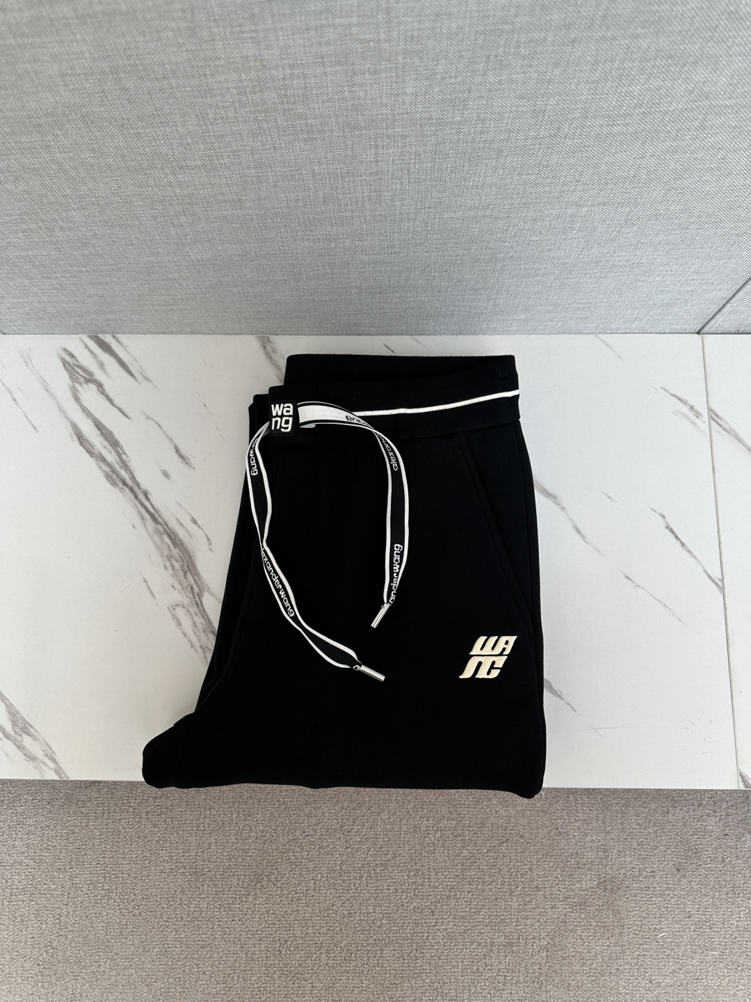 NO:596285,WU 2025 autumn and winter super hot casual pants are made of European imported fabrics, which are soft, comfortable and textured. The original hardware accessories are very cool, the details are exquisite, the upper body effect is super amazing, and they are trendy and versatile. Made with exquisite craftsmanship from Shangxuan fabrics, it shows the excellent style of high-end products. A must-have style!  Definitely one worth owning!  Size M-3XL,,alexander wang19860909WU 2025秋冬超火休闲裤,选用欧洲进口面料,柔软舒适有质感,原版五金配件,非常炫酷,细节处理精致,上身效果超级无敌赞,潮流百搭.尚选面料匠心而制 彰显卓越臻品风范 必备款式！绝对值得拥有的一条！尺码M-3XL,,alexander wang,Men's clothing