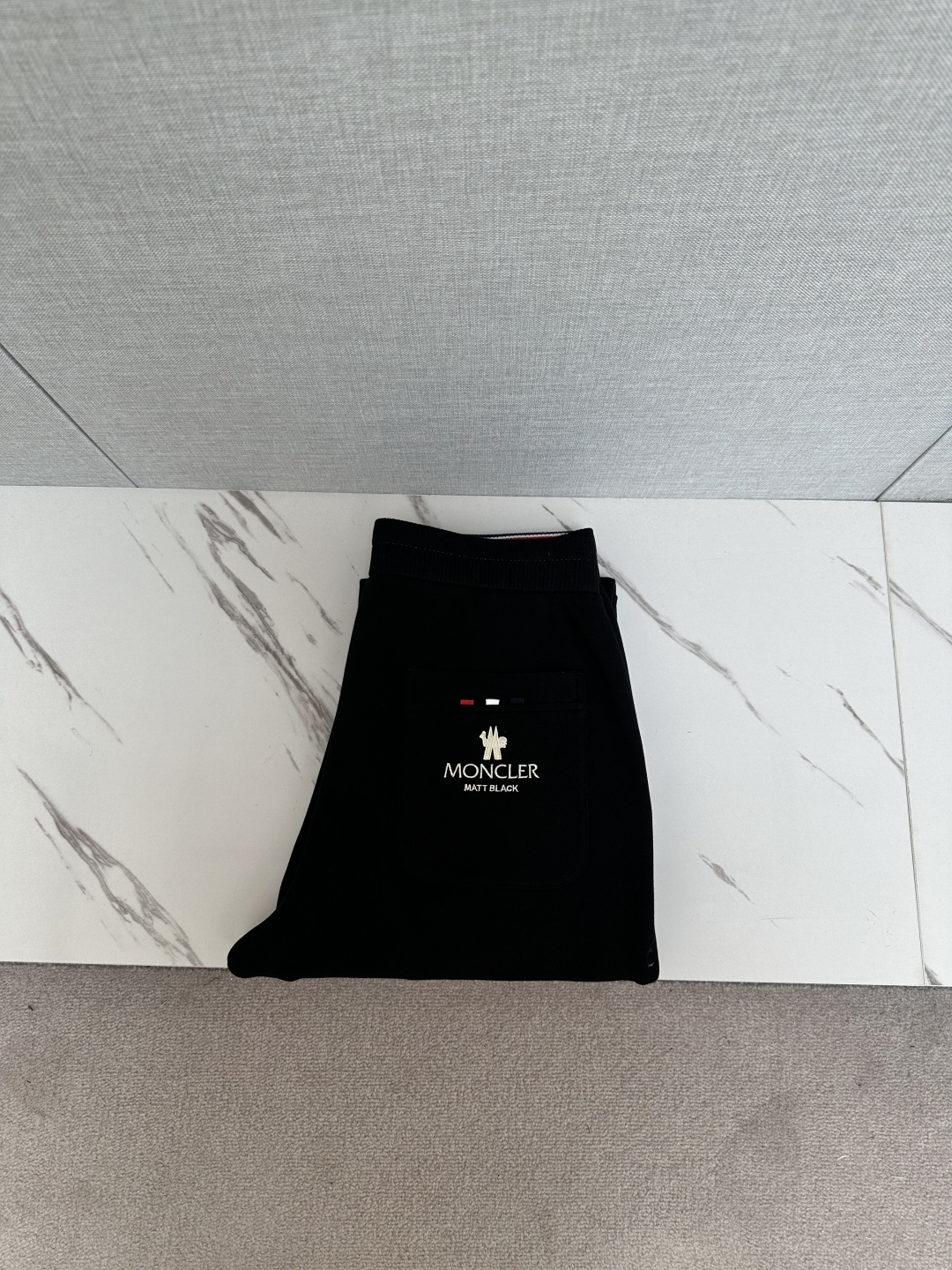 NO:615216,MO Mouth Exclusively provides high-end version of new casual pants!  Customized fabrics at the counter are highly comfortable, with impeccable details and brand element design concepts, reflecting high quality. They feel delicate and soft!  It presents a casual cut and the upper body shape is awesome!  Size M-3XL,,Moncler,alexander wang19860909MO蒙口 独家专供新款休闲裤 高端版本！专柜定制面料 舒适度高,细节无可挑剔,品牌元素设计理念,体现高品质.手感细腻柔软！呈现休闲裁剪,上身版型超赞！码数M-3XL,,Moncler,alexander wang,Men's clothing