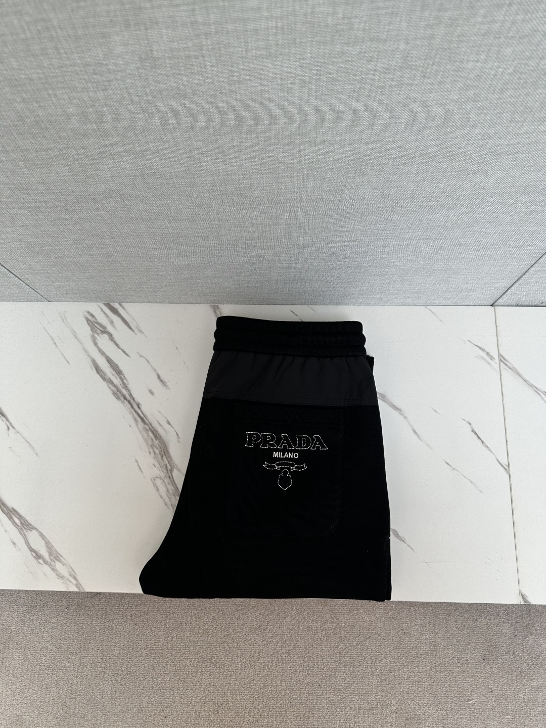 NO:647956,PRADA exclusively offers new casual pants, high-end version!  Customized fabrics at the counter are highly comfortable, with impeccable details and brand element design concepts, reflecting high quality. They feel delicate and soft!  It presents a casual cut and the upper body shape is awesome!  Size M-3XL,,prada,alexander wang19860909PRADA 独家专供新款休闲裤 高端版本！专柜定制面料 舒适度高,细节无可挑剔,品牌元素设计理念,体现高品质.手感细腻柔软！呈现休闲裁剪,上身版型超赞！码数M-3XL,,prada,alexander wang,Men's clothing