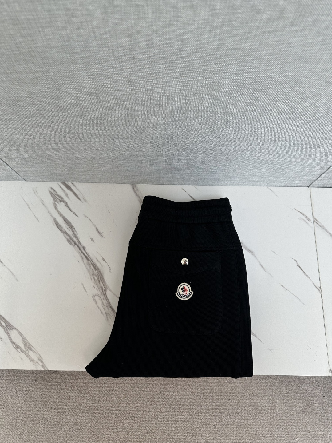 NO:596291,MO Mengkou 2025 autumn and winter super hot casual pants are made of European imported fabrics, which are soft, comfortable and textured. The original hardware accessories are very cool, the details are exquisite, the upper body effect is super amazing, and they are trendy and versatile. Made with exquisite craftsmanship from Shangxuan fabrics, it shows the excellent and high-end style. A must-have style!  Definitely one worth owning!  Size M-3XL,,Moncler,alexander wang19860909MO蒙口 2025秋冬超火休闲裤,选用欧洲进口面料,柔软舒适有质感,原版五金配件,非常炫酷,细节处理精致,上身效果超级无敌赞,潮流百搭.尚选面料匠心而制 彰显卓越臻品风范 必备款式！绝对值得拥有的一条！尺码M-3XL,,Moncler,alexander wang,Men's clothing