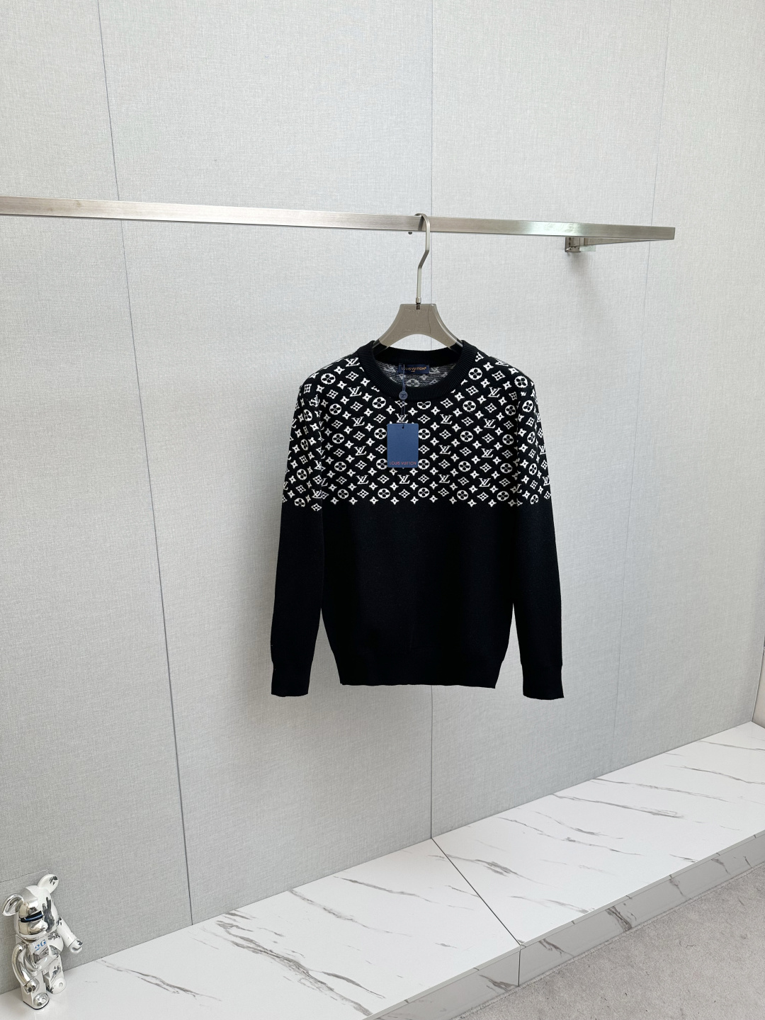 NO:657866,LV's new popular ss autumn and winter new sweater is a classic, simple and elegant knitted sweater with brand pattern design. It is made of imported New Zealand sheep wool. It is soft, delicate and very comfortable. The design is very simple, so hurry up and get it!  Size M—3XL,,louis vuitton,sweaters,alexander wang19860909LV 新款爆款ss秋冬新品毛衣 经典简约大气品牌图案设计针织毛衣,采用进口新西兰绵羊毛.柔软细腻 非常舒服 .设计非常的简洁,亲们赶紧入手！尺码M—3XL,,louis vuitton,sweaters,alexander wang,Men's clothing