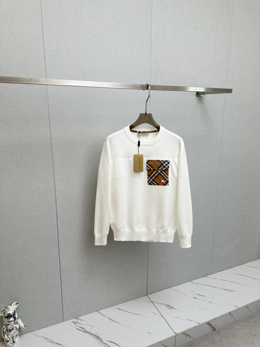 NO:657870,BURB's new popular ss autumn and winter new sweater. Classic, simple and elegant brand pattern design knitted sweater, made of imported New Zealand sheep wool. Soft, delicate and very comfortable. The design is very simple, dear friends, hurry up and get it!  Size M—3XL,,burberry,sweaters,alexander wang19860909BURB 新款爆款ss秋冬新品毛衣 经典简约大气品牌图案设计针织毛衣,采用进口新西兰绵羊毛.柔软细腻 非常舒服 .设计非常的简洁,亲们赶紧入手！尺码M—3XL,,burberry,sweaters,alexander wang,Men's clothing