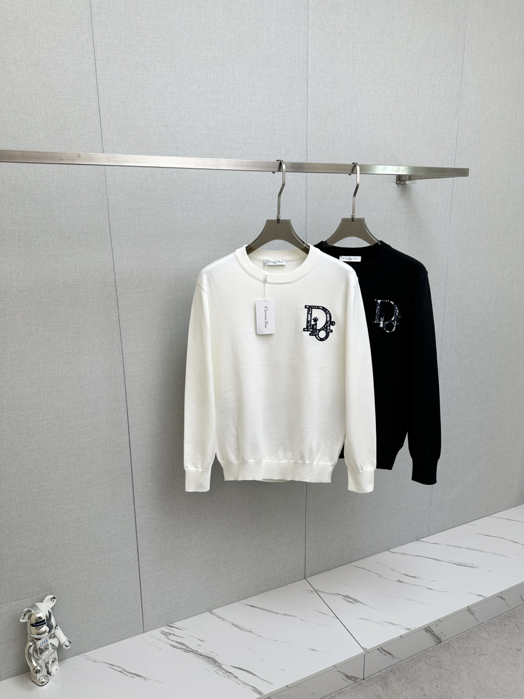 NO:657874,DIOR's new popular ss autumn and winter new sweater. Classic, simple and elegant brand pattern design knitted sweater, made of imported New Zealand sheep wool. Soft, delicate and very comfortable. The design is very simple, dear friends, hurry up and get it!  Size M—3XL,,dior,sweaters,alexander wang19860909DIOR 新款爆款ss秋冬新品毛衣 经典简约大气品牌图案设计针织毛衣,采用进口新西兰绵羊毛.柔软细腻 非常舒服 .设计非常的简洁,亲们赶紧入手！尺码M—3XL,,dior,sweaters,alexander wang,Men's clothing