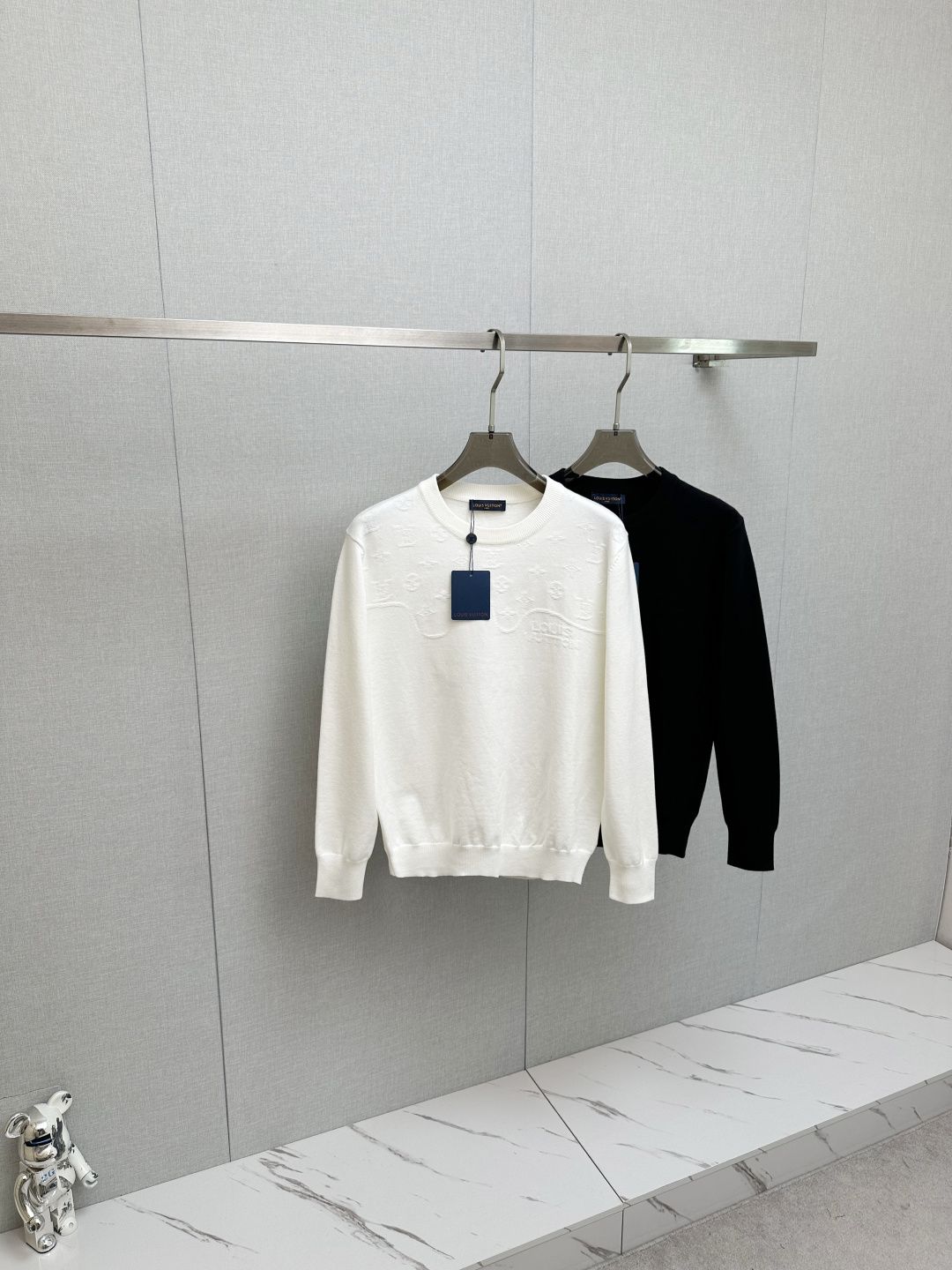 NO:657877,LV's new popular ss autumn and winter new sweater is a classic, simple and elegant knitted sweater with brand pattern design. It is made of imported New Zealand sheep wool. It is soft, delicate and very comfortable. The design is very simple, so hurry up and get it!  Size M—3XL,,louis vuitton,sweaters,alexander wang19860909LV 新款爆款ss秋冬新品毛衣 经典简约大气品牌图案设计针织毛衣,采用进口新西兰绵羊毛.柔软细腻 非常舒服 .设计非常的简洁,亲们赶紧入手！尺码M—3XL,,louis vuitton,sweaters,alexander wang,Men's clothing