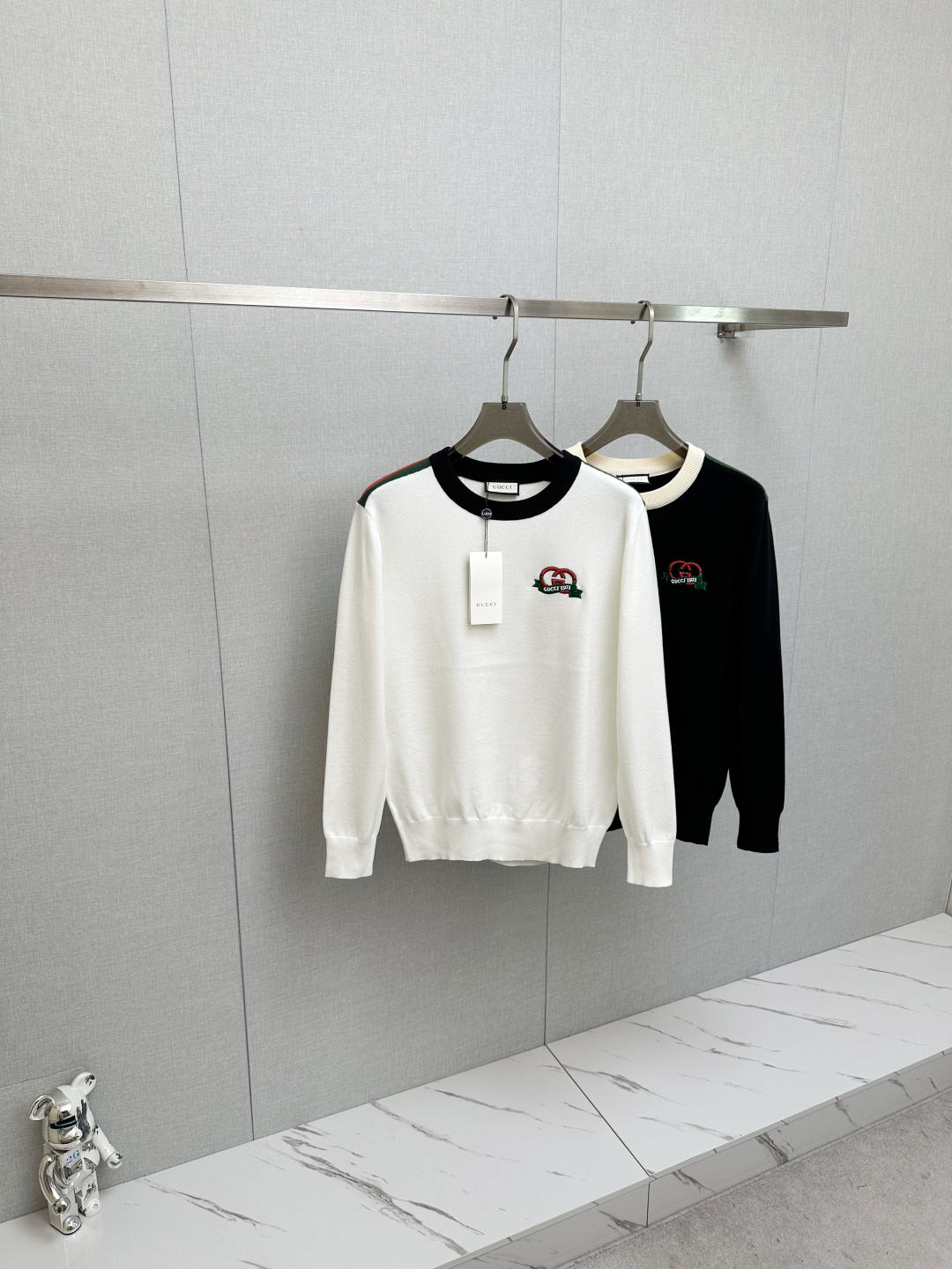 NO:657882,GUCCI's new popular ss autumn and winter new sweater. Classic, simple and elegant brand pattern design knitted sweater, made of imported New Zealand sheep wool. Soft, delicate and very comfortable. The design is very simple, dear friends, hurry up and get it!  Size M—3XL,,gucci,sweaters,alexander wang19860909GUCCI 新款爆款ss秋冬新品毛衣 经典简约大气品牌图案设计针织毛衣,采用进口新西兰绵羊毛.柔软细腻 非常舒服 .设计非常的简洁,亲们赶紧入手！尺码M—3XL,,gucci,sweaters,alexander wang,Men's clothing