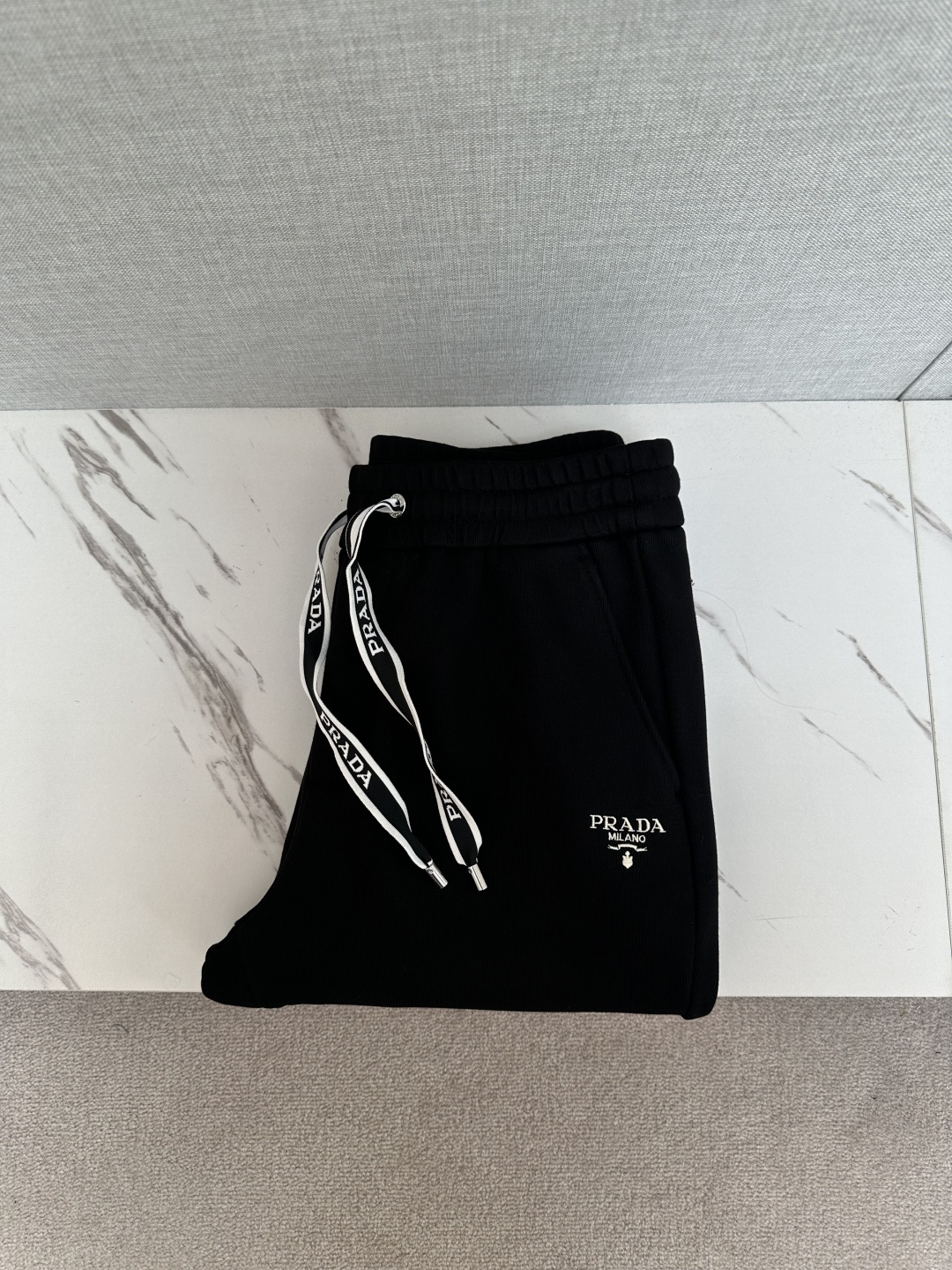 NO:615221,PRADA exclusively offers new casual pants, high-end version!  Customized fabrics at the counter are highly comfortable, with impeccable details and brand element design concepts, reflecting high quality. They feel delicate and soft!  It presents a casual cut and the upper body shape is awesome!  Size M-3XL,,prada,alexander wang19860909PRADA 独家专供新款休闲裤 高端版本！专柜定制面料 舒适度高,细节无可挑剔,品牌元素设计理念,体现高品质.手感细腻柔软！呈现休闲裁剪,上身版型超赞！码数M-3XL,,prada,alexander wang,Men's clothing