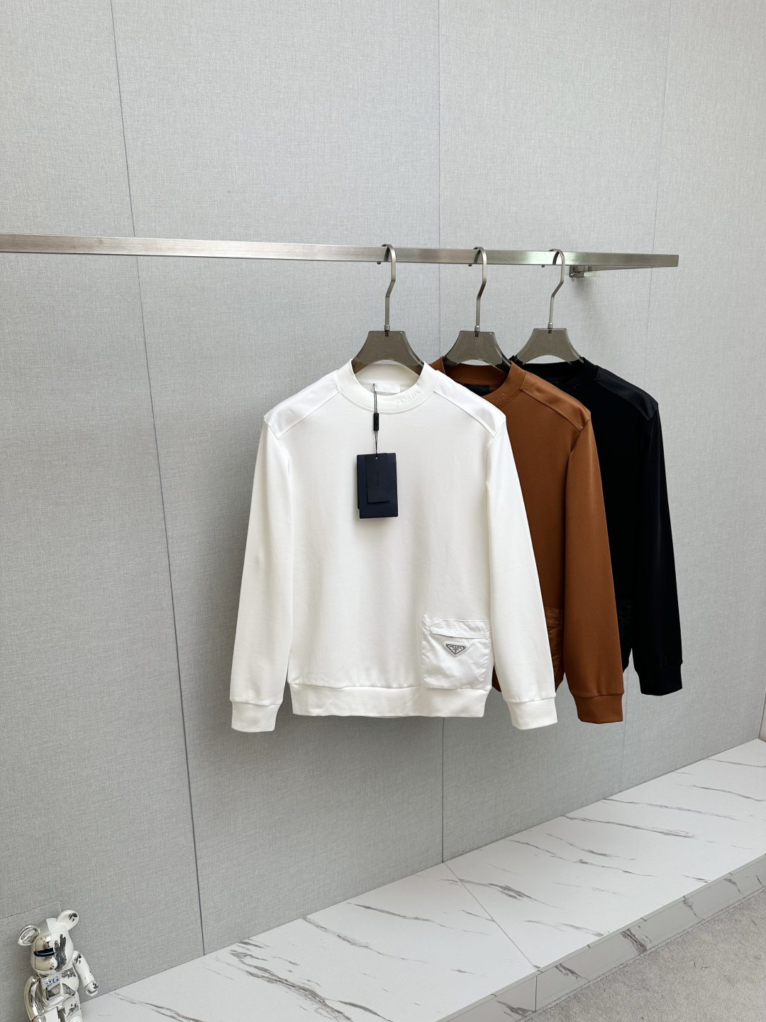 NO:596271,PRADA 2025ss new product long-sleeved sweatshirt, classic logo design, can be worn alone or as a base, versatile style. It is sold simultaneously on the official website. Customized fabric, soft and delicate, comfortable and breathable, highly skin-friendly, perfectly interpreting the brand's fashion trend!  A man's wardrobe is indispensable for the basics. It is a low-key design and a must-have item. Dear friends, hurry up and get it!  3 colors available, sizes M-3XL, prada, hoodie, sweatshirts, alexander wang19860909PRADA 2025ss新品 长袖卫衣,经典Logo设计,可单穿可打底,百搭款 官网同步发售 定制面料,柔软细腻 舒适透气,亲肤感极高,完美诠释出品牌的时尚潮流！男人的衣柜都少不了基础 是低调的设计 必备款,亲们赶紧入手！3色齐飞 码数M-3XL,,prada,hoodie,sweatshirts,alexander wang,Men's clothing