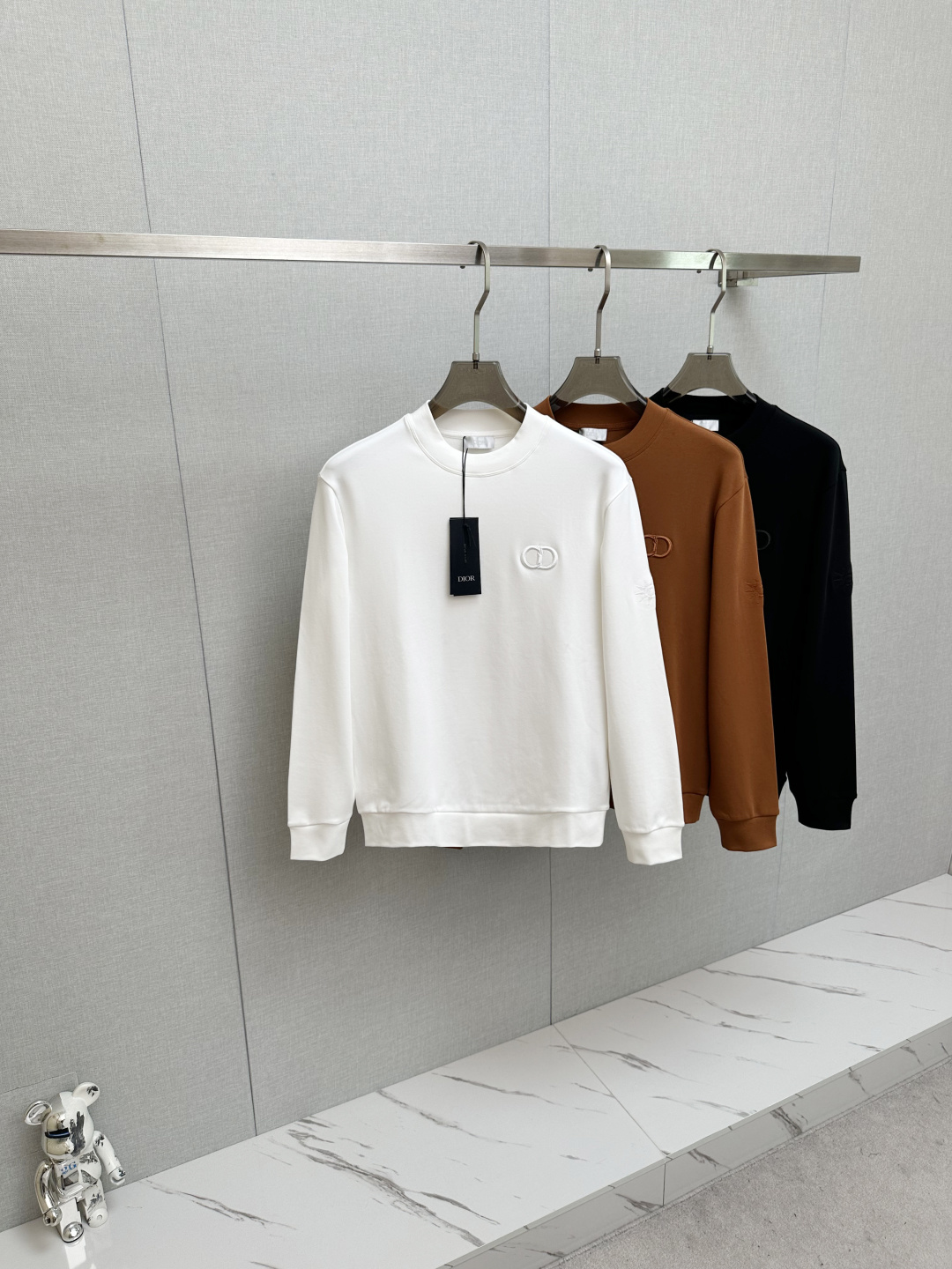 NO:596274,CD 2025ss new product long-sleeved sweatshirt, classic logo design, can be worn alone or as a base, versatile style. It is sold simultaneously on the official website. Customized fabric, soft and delicate, comfortable and breathable, highly skin-friendly, perfectly interpreting the brand's fashion trend!  A man's wardrobe is indispensable for the basics. It is a low-key design and a must-have item. Dear friends, hurry up and get it!  3 colors, size M-3XL, hoodie, sweatshirts, alexander wang19860909CD 2025ss新品 长袖卫衣,经典Logo设计,可单穿可打底,百搭款 官网同步发售 定制面料,柔软细腻 舒适透气,亲肤感极高,完美诠释出品牌的时尚潮流！男人的衣柜都少不了基础 是低调的设计 必备款,亲们赶紧入手！3色齐飞 码数M-3XL,,hoodie,sweatshirts,alexander wang,Men's clothing