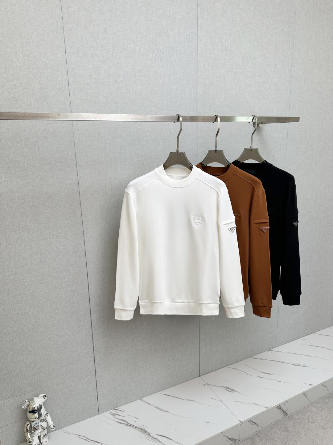 NO:596277,PRADA 2025ss new product long-sleeved sweatshirt, classic logo design, can be worn alone or as a base, versatile style. It is sold simultaneously on the official website. Customized fabric, soft and delicate, comfortable and breathable, highly skin-friendly, perfectly interpreting the brand's fashion trend!  A man's wardrobe is indispensable for the basics. It is a low-key design and a must-have item. Dear friends, hurry up and get it!  3 colors available, sizes M-3XL, prada, hoodie, sweatshirts, alexander wang19860909PRADA 2025ss新品 长袖卫衣,经典Logo设计,可单穿可打底,百搭款 官网同步发售 定制面料,柔软细腻 舒适透气,亲肤感极高,完美诠释出品牌的时尚潮流！男人的衣柜都少不了基础 是低调的设计 必备款,亲们赶紧入手！3色齐飞 码数M-3XL,,prada,hoodie,sweatshirts,alexander wang,Men's clothing