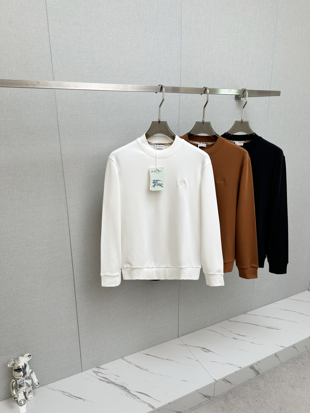 NO:596280,BURB 2025ss new product, long-sleeved sweatshirt, classic logo design, can be worn alone or as a base, versatile style. Available simultaneously on the official website. Customized fabric, soft and delicate, comfortable and breathable, highly skin-friendly, perfectly interpreting the brand's fashion trend!  A man's wardrobe is indispensable for the basics. It is a low-key design and a must-have item. Dear friends, hurry up and get it!  3 colors available, size M-3XL, burberry, hoodie, sweatshirts, alexander wang19860909BURB 2025ss新品 长袖卫衣,经典Logo设计,可单穿可打底,百搭款 官网同步发售 定制面料,柔软细腻 舒适透气,亲肤感极高,完美诠释出品牌的时尚潮流！男人的衣柜都少不了基础 是低调的设计 必备款,亲们赶紧入手！3色齐飞 码数M-3XL,,burberry,hoodie,sweatshirts,alexander wang,Men's clothing