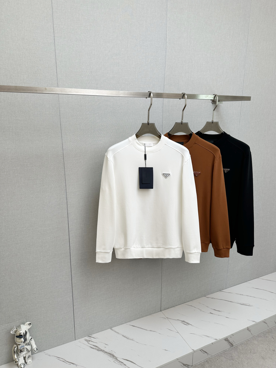 NO:596283,PRADA 2025ss new product long-sleeved sweatshirt, classic logo design, can be worn alone or as a base, versatile style. It is sold simultaneously on the official website. Customized fabric, soft and delicate, comfortable and breathable, highly skin-friendly, perfectly interpreting the brand's fashion trend!  A man's wardrobe is indispensable for the basics. It is a low-key design and a must-have item. Dear friends, hurry up and get it!  3 colors available, sizes M-3XL, prada, hoodie, sweatshirts, alexander wang19860909PRADA 2025ss新品 长袖卫衣,经典Logo设计,可单穿可打底,百搭款 官网同步发售 定制面料,柔软细腻 舒适透气,亲肤感极高,完美诠释出品牌的时尚潮流！男人的衣柜都少不了基础 是低调的设计 必备款,亲们赶紧入手！3色齐飞 码数M-3XL,,prada,hoodie,sweatshirts,alexander wang,Men's clothing